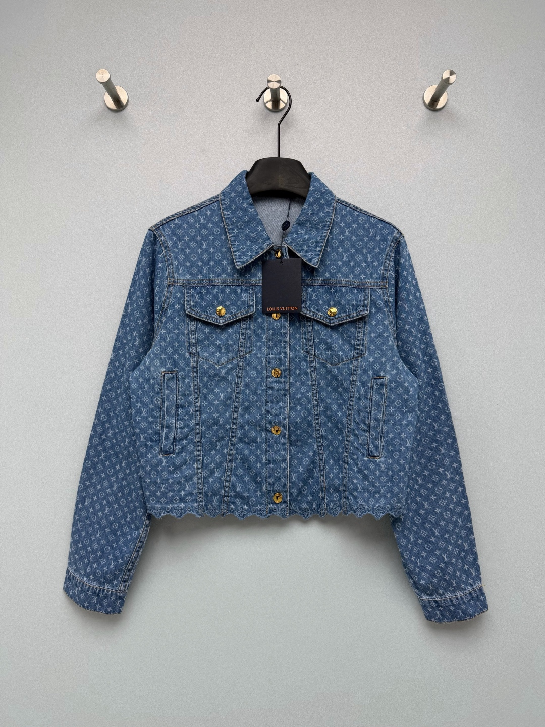 NO:950467,Lou* presbyopic short denim jacket  Washed denim fabric, full version of old flower jacquard, the denim is stiff and ribbed, washed with distressed blue tones, soft texture, not easy to collapse. Classic old flower jacquard printed all over the body, low-key all over the body, highly recognizable, full of retro atmosphere. Retro lapel design, with gold brand metal buttons, high gloss, placket and chest pockets all use the same gold buckle, details  Unified. The floral embroidered hollow lace cut at the hem breaks the toughness of traditional denim jackets and adds soft femininity. Double chest patch pockets + side pockets restore the classic pocket structure of denim jackets, which is both decorative and practical. The classic lapel short jacket style, the length of the jacket is short, the waistline is raised, and the body proportions are optimized. The dropped shoulder cut is tolerant of the shoulder shape and does not pick up the upper body.  Solid color size 3 SML,Louis Vuitton-clothing,louis vuitton,jackets & coats,jackets & coats,19860909Lou* 老花短款牛仔外套 水洗牛仔面料,满版老花提花,牛仔布挺括有筋骨,水洗做旧蓝色调,质感柔和,不容易软塌.全身经典老花满印提花,低调布满衣身,辨识度高,复古氛围感拉满.复古翻领设计,搭配金色品牌金属纽扣,光泽高级,门襟、胸袋全部使用同款金扣,细节统一.下摆花卉刺绣镂空花边剪裁,打破传统牛仔外套的硬朗,增添柔美的女性气质.双胸贴袋+两侧插袋,还原牛仔夹克经典口袋结构,兼具装饰与实用性.经典翻领短款夹克版型,衣长偏短,拉高腰线,优化身材比例,落肩剪裁,包容肩型,不挑上身. 单色3码 SML,路易威登-服装,louis vuitton,jackets & coats,jackets & coats,,Women's clothing