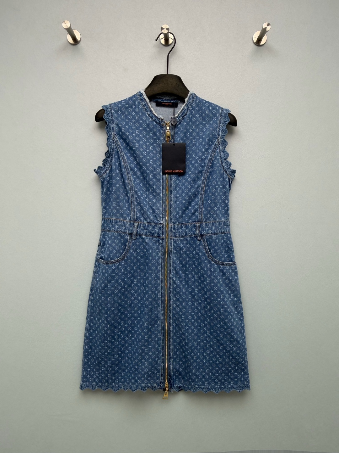 NO:950479,Lou* presbyopic sleeveless denim dress  Washed denim fabric, the fabric has classic all-over printed old flower jacquard. The denim fabric is crisp and stylish, retaining the inherent bone texture of denim. The washed color is soft, taking into account the fit and wearing comfort. The whole body is all over printed with old flower jacquard, and the brand's classic logo is all over the body. The washed denim blue background color has a strong retro atmosphere. The front and center full-length gold metal zipper with brand logo zipper puller is easy to put on and take off, and the metal texture enhances sophistication. Neckline  The raw edge sanding process is matched with armholes and floral embroidery hollow lace on the hem. The tough denim fabric blends with soft embroidery lace, creating a collision between rigidity and softness. Multi-pocket design on the front and back, front side pockets + rear double patch pockets, restore the workwear feel of denim clothing and take into account practicality. The sleeveless waist A-line short skirt, the waist is cut to tighten the waistline, and optimize the body proportions; the A-line hem modifies the crotch and thigh lines, and does not pick on the figure!  Solid color size 3 SML,Louis Vuitton-clothing,louis vuitton,skirts,19860909Lou* 老花无袖牛仔连衣裙 水洗牛仔面料,布面带有经典满印老花提花,牛仔布挺括有型,保留牛仔固有的骨感,水洗色调柔和,兼顾版型与穿着舒适度.全身老花满印提花,品牌经典标识遍布衣身,水洗牛仔蓝底色,复古氛围感强烈.前中全长金色金属拉链,带品牌标识拉链头,穿脱便捷,金属质感提升精致度.领口毛边磨毛工艺,搭配袖笼、下摆花卉刺绣镂空花边,硬朗牛仔面料融合柔美的刺绣花边,刚柔碰撞.前后多口袋设计,前侧插袋+后方双贴袋,还原牛仔服饰的工装感,兼顾实用.无袖收腰A字短款裙型,腰部做收腰剪裁,收紧腰线,优化身材比例；A字下摆,修饰胯部与大腿线条,不挑身材！ 单色3码 SML,路易威登-服装,louis vuitton,skirts,,Women's clothing