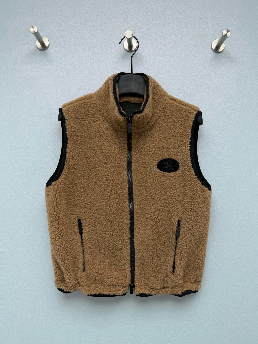 NO:950490,BUR*stand collar polar fleece vest  The outer layer is thick polar fleece, the plush is fluffy and soft, and has outstanding warmth retention. The stand-up collar is fully zippered, windproof and temperature-locking, and is easy to put on and take off. The edges are black and contrasting, which enhances the outdoor casual style. The zipper pockets on both sides are closed to prevent items from slipping, taking into account both practicality and beauty. The oval embroidered cloth label on the chest, the brand logo is low-key and refined.  , highly recognizable on the plush fabric. The adjustable drawstring at the hem, contrasting woven drawstring + buckle design, can tighten the hem to block the intrusion of cold wind, and at the same time, the looseness of the body can be freely adjusted. The short sleeveless vest with stand-up collar, straight and loose cut, does not restrict the movement of the upper body, and the short length optimizes body proportions. The universal layered polar fleece vest is here!  Two low-saturated colors, military green and camel, are versatile and easy to match in daily life. Two-color code 5 SMLXLXXL, Burberry-clothing, burberry,19860909BUR*立领摇粒绒马甲 外层厚实摇粒绒,毛绒蓬松软糯,保暖性出众.立领全拉链开合,防风锁温,穿脱便捷；包边黑色撞色包边,强化户外休闲风格.两侧拉链插袋,拉链闭合,放置物品不易滑落,兼顾实用与美观.胸前椭圆形刺绣布标,品牌标识低调精致,毛绒面料上辨识度高.下摆可调节抽绳,撞色编织抽绳+卡扣设计,可以收紧下摆,阻挡冷风灌入,同时可自由调整衣身宽松度.短款立领无袖马甲,直筒宽松剪裁,不束缚上身活动,短衣长优化身材比例.万能叠穿摇粒绒马甲来啦！军绿、驼色两个低饱和配色,日常百搭不挑人. 双色5码 SMLXLXXL,博柏利-服装,burberry,,Women's clothing