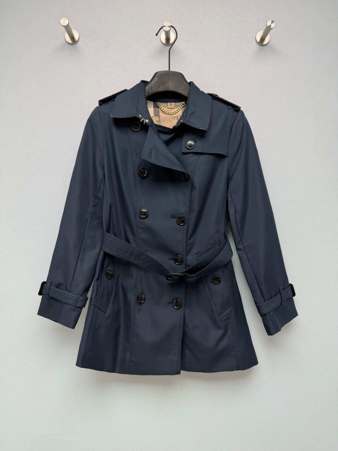 NO:950421,Bur* Sandrine Short Chelsea Fit Women's Trench Coat  High-density cotton gabardine waterproof fabric is windproof and rainproof. The fabric surface is crisp and stylish, and the surface is matte and has a high-end texture. The lapel epaulettes, back windshield, collar buckle, and cuff adjustment tabs completely inherit the design elements of the classic trench coat. The interior is lined with classic Vintage retro plaid, which is highly recognizable for the brand. The collar is equipped with a metal hanging chain, which is an authentic classic detail. Black  Colored resin carved buttons, double rows of symmetrical placket, welt pockets on both sides, taking into account both practicality and workwear aesthetics. The belt is detachable and can be worn loosely and casually, or you can tighten the waist to create a slim look. It can be worn in two clothes. Available in multiple colors: classic khaki, pure black, navy blue, and nude pink, covering a variety of styles including commuting, gentleness, and coolness. The classic Chelsea short version, the length is just right at the crotch, and will not weigh you down at all!  4 colors and 5 codes SMLXLXXL, Burberry-clothing, burberry,19860909Bur*桑德琳短款切尔西版型女士风衣 高密度棉质嘎巴甸防水面料,具备防风防雨属性,布面挺括有型,表面哑光高级质感.翻领肩章、背部防风挡片、领口束带扣、袖口调节袢,完整传承经典战壕风衣设计元素.内里经典Vintage复古格纹内衬,品牌辨识度极强,领口配备金属挂链,是正品经典细节配置.黑色树脂雕花纽扣,双排对称门襟,两侧嵌线口袋,兼顾实用与工装美学.腰带可拆卸,可宽松休闲穿,也可收腰打造修身造型,一衣两穿.多色可选经典卡其、纯黑、藏青、裸粉,覆盖通勤、温柔、酷飒多种穿搭风格.经典切尔西短款版型,长度刚好到胯部,完全不会拖沓压个子！ 4色5码 SMLXLXXL,博柏利-服装,burberry,,Women's clothing