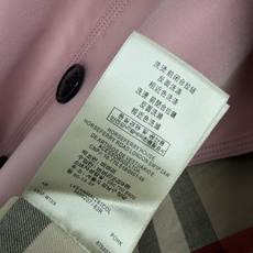 🔥🔥Bur*桑德琳短款切尔西版型女士风衣 高密度棉质嘎巴甸防水面料,具备防风防雨属性,布面挺括有型,表面哑光高级质感。翻 🔥🔥Bur*桑德琳短款切尔西版型女士风衣 高密度棉质嘎巴甸防水面料,具备防风防雨属性,布面挺括有型,表面哑光高级质感。翻