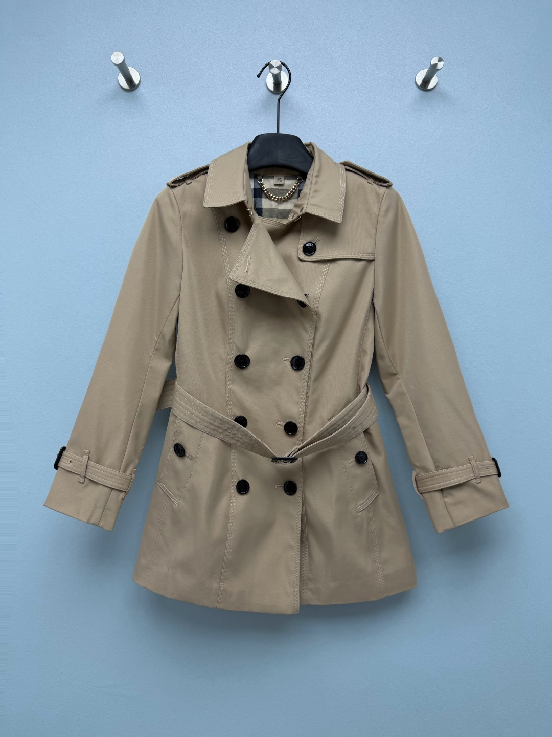 NO:950442,Bur* Sandrine Short Chelsea Fit Women's Trench Coat  High-density cotton gabardine waterproof fabric is windproof and rainproof. The fabric surface is crisp and stylish, and the surface is matte and has a high-end texture. The lapel epaulettes, back windshield, collar buckle, and cuff adjustment tabs completely inherit the design elements of the classic trench coat. The interior is lined with classic Vintage retro plaid, which is highly recognizable for the brand. The collar is equipped with a metal hanging chain, which is an authentic classic detail. Black  Colored resin carved buttons, double rows of symmetrical placket, welt pockets on both sides, taking into account both practicality and workwear aesthetics. The belt is detachable and can be worn loosely and casually, or you can tighten the waist to create a slim look. It can be worn in two clothes. Available in multiple colors: classic khaki, pure black, navy blue, and nude pink, covering a variety of styles including commuting, gentleness, and coolness. The classic Chelsea short version, the length is just right at the crotch, and will not weigh you down at all!  4 colors and 5 codes SMLXLXXL, Burberry-clothing, burberry,19860909Bur*桑德琳短款切尔西版型女士风衣 高密度棉质嘎巴甸防水面料,具备防风防雨属性,布面挺括有型,表面哑光高级质感.翻领肩章、背部防风挡片、领口束带扣、袖口调节袢,完整传承经典战壕风衣设计元素.内里经典Vintage复古格纹内衬,品牌辨识度极强,领口配备金属挂链,是正品经典细节配置.黑色树脂雕花纽扣,双排对称门襟,两侧嵌线口袋,兼顾实用与工装美学.腰带可拆卸,可宽松休闲穿,也可收腰打造修身造型,一衣两穿.多色可选经典卡其、纯黑、藏青、裸粉,覆盖通勤、温柔、酷飒多种穿搭风格.经典切尔西短款版型,长度刚好到胯部,完全不会拖沓压个子！ 4色5码 SMLXLXXL,博柏利-服装,burberry,,Women's clothing