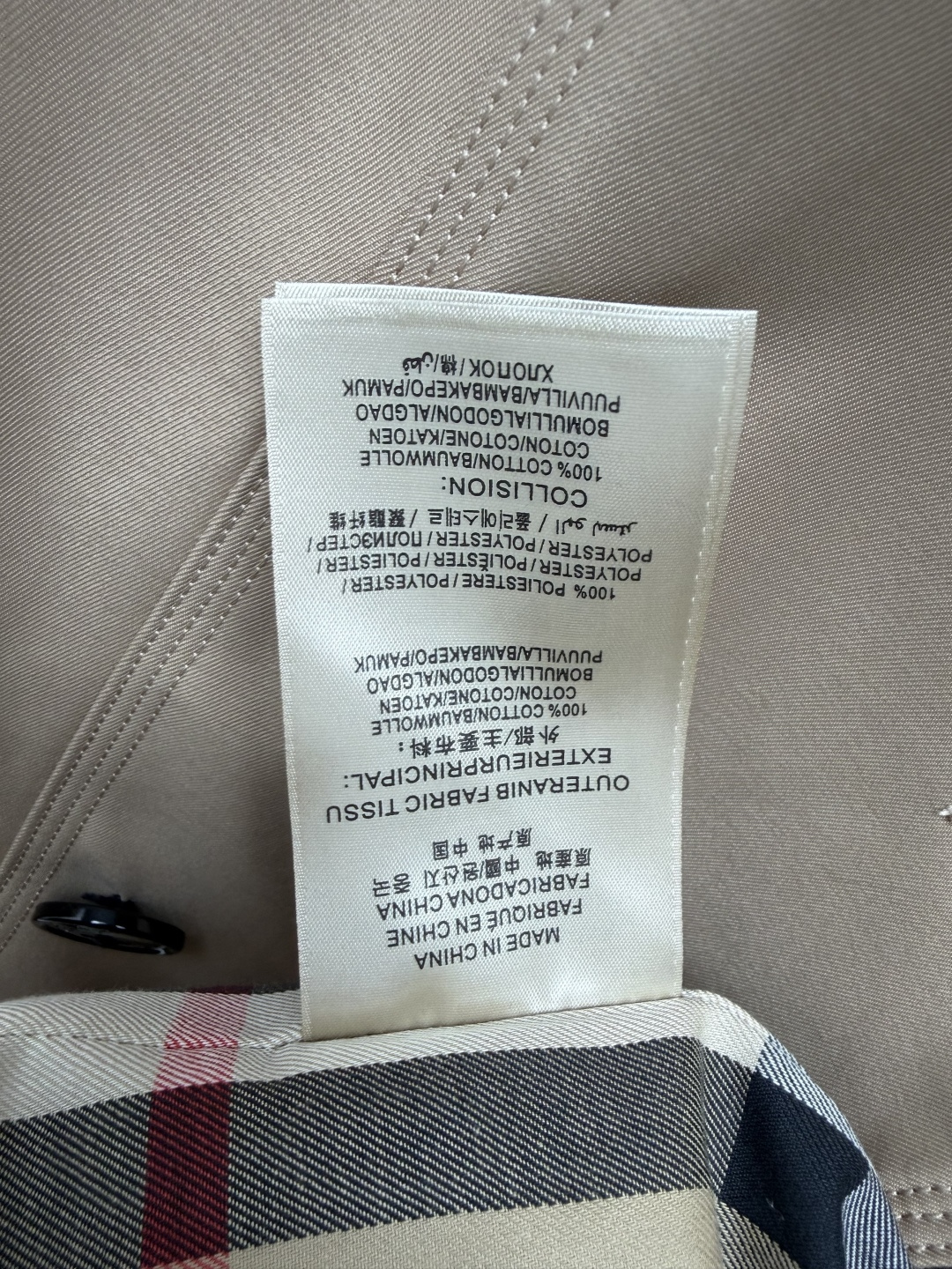 🔥🔥Bur*桑德琳短款切尔西版型女士风衣 高密度棉质嘎巴甸防水面料，具备防风防雨属性，布面挺括有型，表面哑光高级质感。翻