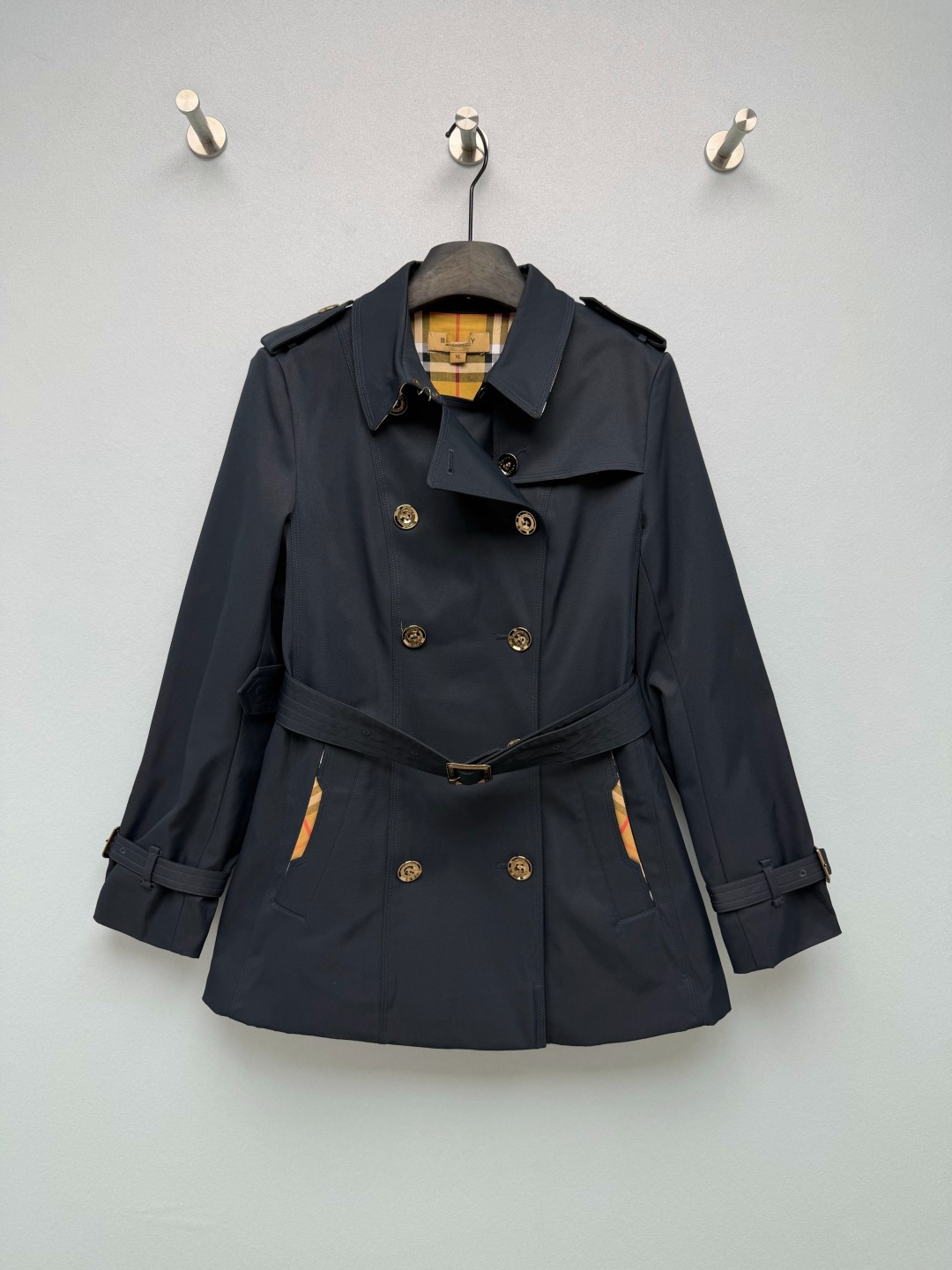 NO:950489,BUR* Classic Short Chelsea Double Breasted Trench Coat  High-density gabardine waterproof fabric, physically hydrophobic, windproof and wrinkle-resistant, the fabric is crisp and stylish, wear-resistant and easy to care for, and not easy to collapse and deform. The epaulette design + golden engraved metal buttons on the shoulders, windproof hidden buckle hooks on the collar, and adjustable drawstrings on the cuffs completely replicate the traditional trench coat workwear system. The whole body is lined with the brand's retro yellow plaid; the sides of the pocket openings are exposed with plaid edging; the inside of the folded collar is also spliced with plaid.  The fabric echoes the inner and outer details, making it low-key and elegant. The short length of the dress and the hem fall on the crotch are perfect for small people without weighing down your height or making you look bloated. Double-row symmetrical placket + matching belt of the same fabric, two wearing modes with belt to shape an  Khaki or navy blue, two-color code 6, SMLXLXXLXXXL, Burberry-clothing, burberry,19860909BUR*经典短款切尔西双排扣战壕风衣 高密嘎巴甸防水面料,物理疏水,防风抗皱,面料挺括有型,耐磨易打理,不易软塌变形.肩章设计+肩位金色雕花金属纽扣、领口防风暗扣挂钩、袖口可调节束带,完整复刻传统战壕风衣工装体系.全身内衬为品牌复古黄格纹；口袋开口侧边外露格纹包边；领口翻折内侧同样拼接格纹面料,内外细节呼应,低调显贵.短款衣长,下摆落在胯部位置,完美适配小个子,不压身高、不显臃肿.双排对称门襟+配套同面料腰带,两种穿搭模式系腰带塑造X型收腰曲线,显瘦干练；敞开穿着宽松慵懒,休闲随性.经典永不过时的战壕短风衣,一次性两个热门配色全部集齐！卡其、藏青任选 双色6码 SMLXLXXLXXXL,博柏利-服装,burberry,,Women's clothing
