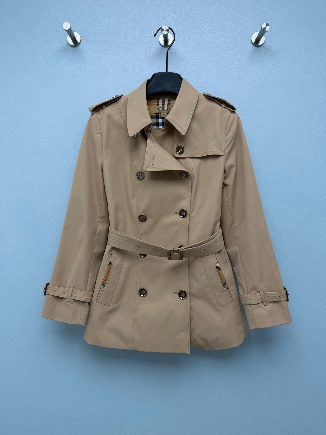NO:950510,BUR* Classic Short Chelsea Double Breasted Trench Coat  High-density gabardine waterproof fabric, physically hydrophobic, windproof and wrinkle-resistant, the fabric is crisp and stylish, wear-resistant and easy to care for, and not easy to collapse and deform. The epaulette design + golden engraved metal buttons on the shoulders, windproof hidden buckle hooks on the collar, and adjustable drawstrings on the cuffs completely replicate the traditional trench coat workwear system. The whole body is lined with the brand's retro yellow plaid; the sides of the pocket openings are exposed with plaid edging; the inside of the folded collar is also spliced with plaid.  The fabric echoes the inner and outer details, making it low-key and elegant. The short length of the dress and the hem fall on the crotch are perfect for small people without weighing down your height or making you look bloated. Double-row symmetrical placket + matching belt of the same fabric, two wearing modes with belt to shape an  Khaki or navy blue, two-color code 6, SMLXLXXLXXXL, Burberry-clothing, burberry,19860909BUR*经典短款切尔西双排扣战壕风衣 高密嘎巴甸防水面料,物理疏水,防风抗皱,面料挺括有型,耐磨易打理,不易软塌变形.肩章设计+肩位金色雕花金属纽扣、领口防风暗扣挂钩、袖口可调节束带,完整复刻传统战壕风衣工装体系.全身内衬为品牌复古黄格纹；口袋开口侧边外露格纹包边；领口翻折内侧同样拼接格纹面料,内外细节呼应,低调显贵.短款衣长,下摆落在胯部位置,完美适配小个子,不压身高、不显臃肿.双排对称门襟+配套同面料腰带,两种穿搭模式系腰带塑造X型收腰曲线,显瘦干练；敞开穿着宽松慵懒,休闲随性.经典永不过时的战壕短风衣,一次性两个热门配色全部集齐！卡其、藏青任选 双色6码 SMLXLXXLXXXL,博柏利-服装,burberry,,Women's clothing