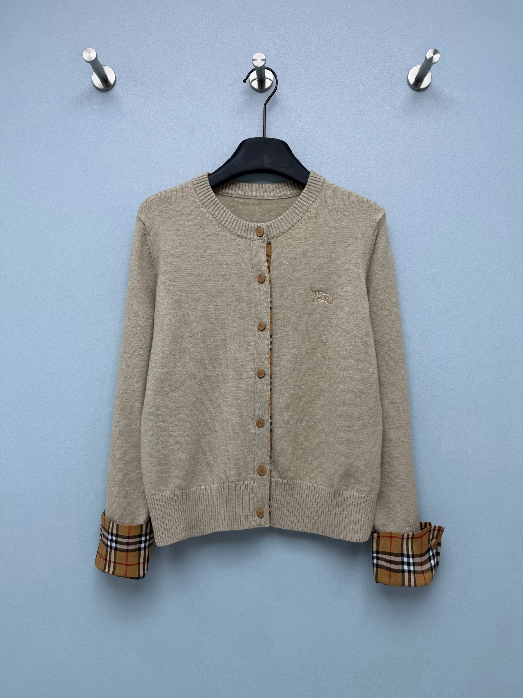 NO:950543,Bur* classic round neck knitted cardigan, finely combed wool blended knitted yarn, delicate and soft, breathable and skin-friendly, with moderate elasticity, comfortable and warm for daily wear. The overall is a very low-key solid color knitted fabric, not attractive at all. The exquisite same-color war horse embroidery on the left chest is low-key and noble, not exaggerated at all. The most exquisite design of the cuffs is folded to reveal a classic retro plaid, which perfectly blends simplicity and British retro feeling, and directly enhances the atmosphere!  There is also a hidden plaid edging on the inside of the placket, and the buttons are all embossed with war horse details. I love the details. The short version has a high waistline, making it look slimmer and neater. There are a total of six colors: oatmeal, caramel, off-white, dark gray, and navy, which you can’t go wrong with your eyes closed. I finally found the essential knitted cardigan for my commuter wardrobe!  6 colors 3 codes SML, Burberry-clothing, burberry,19860909Bur* 经典圆领针织开衫 精细精梳羊毛混纺针织纱线,细腻软糯,透气亲肤,弹力适中,日常穿着舒适保暖.整体是很低调的纯色针织面料,完全不挑人.左胸精致同色战马刺绣,低调显贵,完全不会浮夸.最绝的小心机设计袖口翻折之后,露出经典复古格纹,简约和英伦复古感完美融合,氛围感直接拉满！门襟内侧也暗藏格纹包边,纽扣都是浮雕战马细节,细节控狠狠爱住.短款版型拉高腰线,显瘦利落.一共六个颜色燕麦、焦糖、米白、深灰、藏青,闭眼入都不会出错.通勤衣柜必备的刚需针织开衫终于挖到了！ 6色3码 SML,博柏利-服装,burberry,,Women's clothing