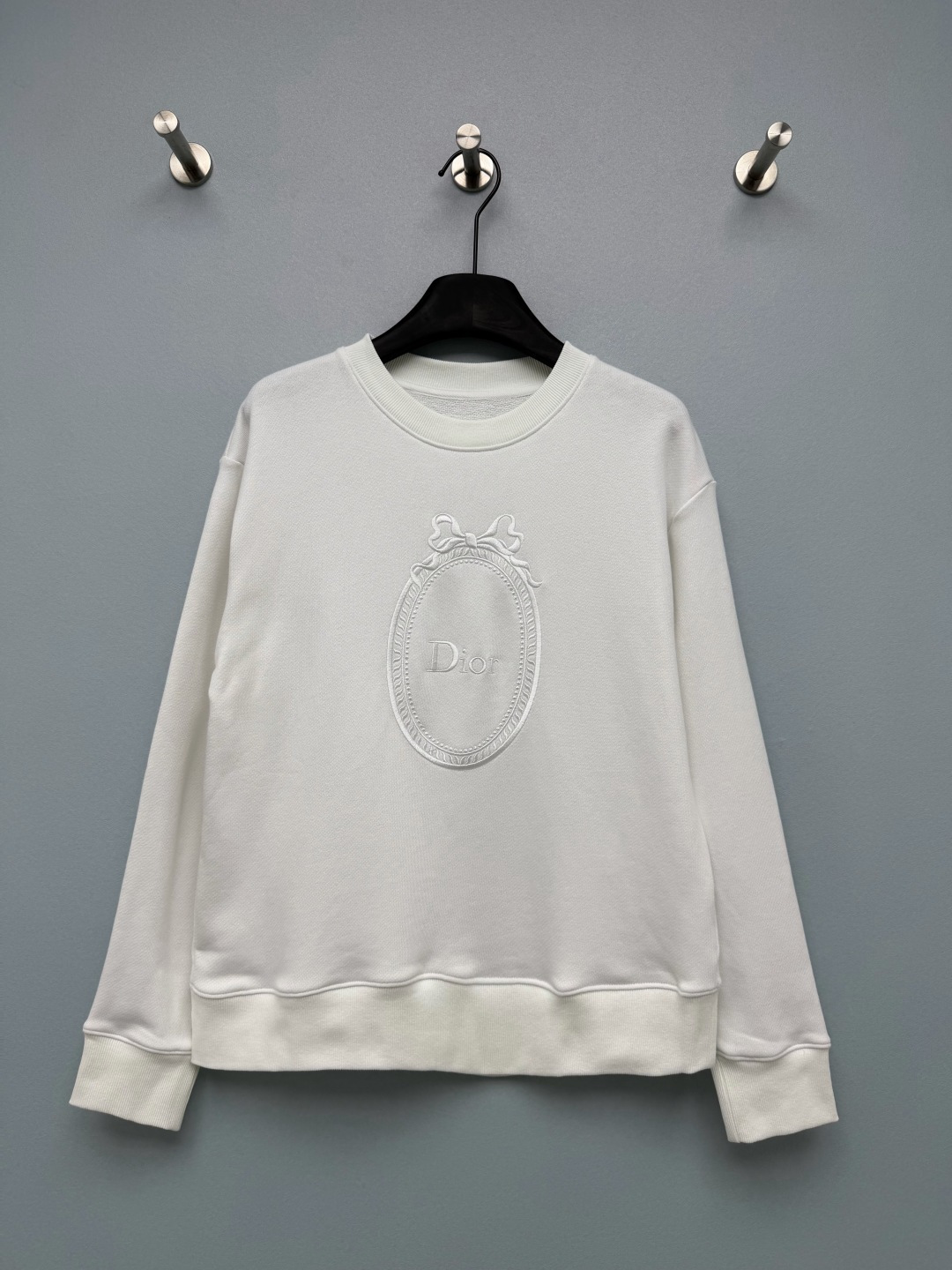 NO:950556,Dio* bow oval embossed embroidered crew neck sweatshirt  Heavy washed terry cotton fabric, with sufficient weight, stiff and stylish, does not collapse, soft fleece lining, warm and breathable, comfortable for daily wear. The overall color is clean and pure white, simple and elegant. The oversized three-dimensional oval embroidery on the chest is really amazing, retro carved border + exquisite bow, embossed texture is bumpy and stylish,  The details are exquisite and workmanship is visible to the naked eye. The dark embroidery design of the same color is not exaggerated, low-key and noble, and is full of French elegance. The short version + threaded hem raises the waistline, making it casual and slim. The French-style gentle ceiling embossed bow embroidered sweatshirt is simple and pure white, the first choice for high-end details.  Single color size 3 SML, Dior-clothing, dior, dior, hoodie, sweatshirts,19860909Dio*蝴蝶结椭圆浮雕刺绣圆领卫衣 重磅水洗毛圈棉面料,克重充足,挺括有型,不起塌,内里柔软抓绒,保暖透气,日常穿着舒适.整体干净纯白底色,简约大气.胸前超大立体椭圆刺绣真的惊艳,复古雕花边框+精致蝴蝶结,浮雕质感凹凸有型,细节做工肉眼可见的精致.同色系暗绣设计,不会浮夸张扬,低调显贵,满满的法式优雅气质.短款版型+螺纹下摆,拉高腰线,随性又显瘦.法式温柔感天花板浮雕蝴蝶结刺绣卫衣,简约纯白,高级细节控首选. 单色3码 SML,迪奥-服装,dior,dior,hoodie,sweatshirts,,Women's clothing
