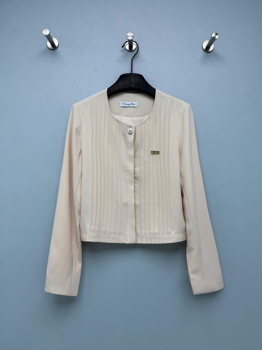 NO:951176,Dio* vertical pleated round neck short light luxury coat  High-draping matte woven blended fabric, feels smooth and waxy, the upper body is light and not heavy, breathable and comfortable. Pearl CD metal buckle, placket + cuffs are a complete set, the pearlescent texture is gentle and luxurious. The small metal logo on the chest is low-key and subtle, not exaggerated, just perfect for daily wear  .The whole body is designed with vertical stripes and pleats, and the vertical lines bring a slimming buff. The high-waisted short version is a plus. It can easily raise the waistline and lengthen the legs. It is perfect for small people with eyes closed. The overall low-saturated cream color can be easily controlled by yellow and white skin, and the upper body temperament is instantly gentle and advanced!  Monochrome size 3, Dior-clothing, dior, dior, jackets & coats,19860909Dio* 竖褶圆领短款轻奢小外套 高垂感哑光梭织混纺面料,手感顺滑软糯,上身轻盈无厚重感,透气舒适.珍珠CD金属扣,门襟+袖口整套搭配,珠光质感温柔又轻奢.胸口小巧金属logo,低调含蓄,不会浮夸,日常穿刚刚好.全身竖条压褶设计,竖向纹路自带显瘦buff.高腰短款版型太加分了,轻松拉高腰线,显腿长效果一绝,小个子闭眼入.整体低饱和奶油色系,黄皮白皮都能轻松驾驭,上身气质瞬间温婉高级！ 单色3码,迪奥-服装,dior,dior,jackets & coats,,Women's clothing