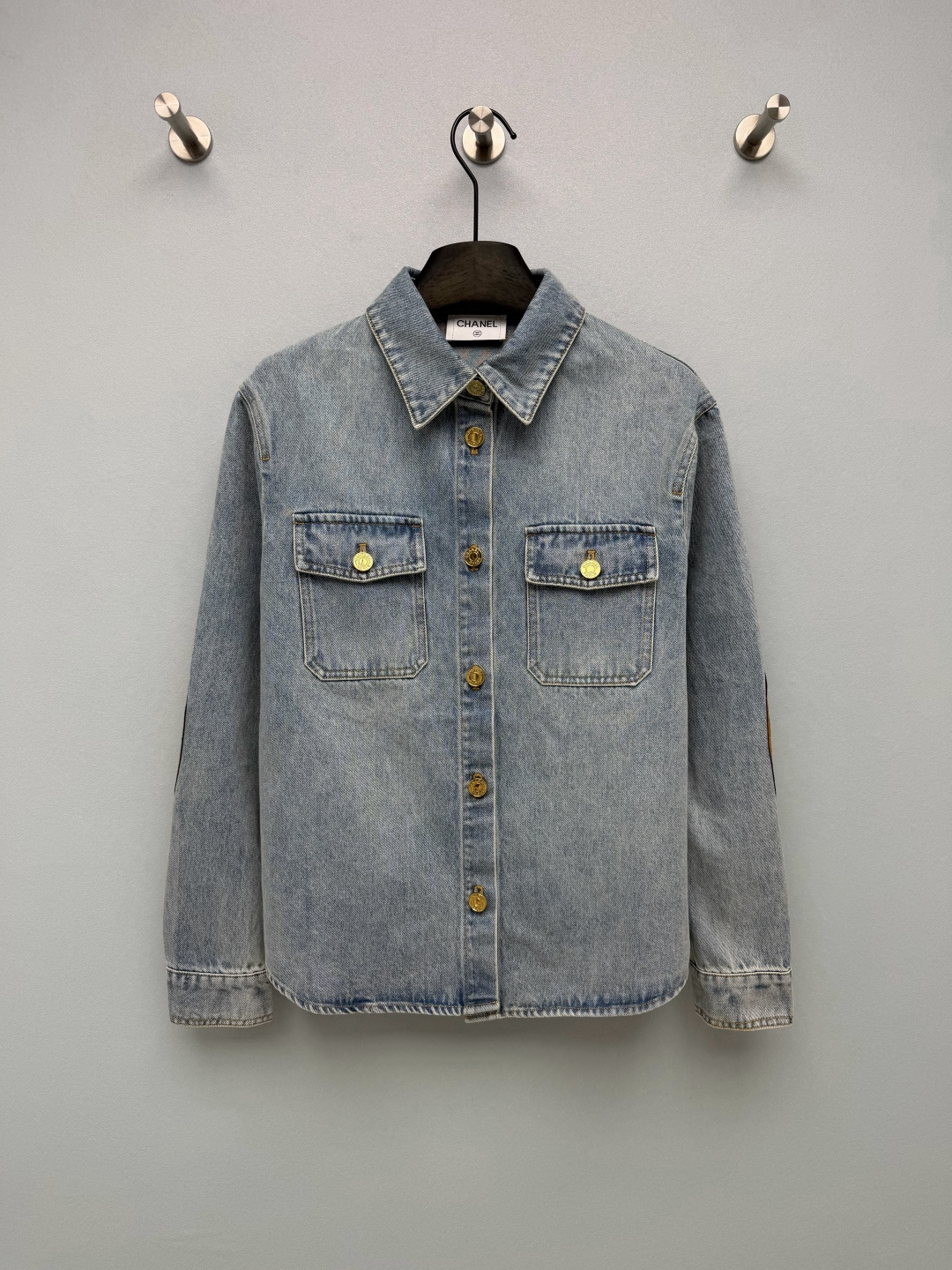 NO:951193,Cha* classic workwear-style denim shirt jacket is made of heavy-duty washed denim fabric, which has been stone-washed to show a natural gradient light blue fading effect. The fabric is thick and crisp, not easy to collapse and deform, moderately soft and hard, and the upper body will not be stiff and restrictive. A full set of retro gold buckles, each with double C engraved, the metallic luster is retro and noble. Double work pockets on the chest, full of work wear atmosphere, practical and good-looking. Elbow diamond suede patches + embroidered Double C Logo!  The classic rhombus + brand logo is low-key yet recognizable, and the mid-century vintage flavor instantly fills the air!  The style is loose and off-the-shoulder, not tight, not limited to body shapes, and can be easily controlled by fat or small people. It is lazy and casual when worn alone, and super layered when layered. Monochrome size 3 SML, Chanel-clothing, chanel, jackets & coats, shirts, chamois leather,19860909Cha*经典工装风牛仔衬衫外套 采用重磅水洗牛仔布料,经过做旧石洗工艺,呈现自然渐变浅蓝褪色效果,面料厚实挺括,不易软塌变形,软硬适中,上身不会僵硬拘束.全套复古金扣,每一颗都带有双C刻印,金属光泽复古显贵.胸前双工装口袋,工装氛围感拉满,实用又好看.肘部菱格麂皮补丁+刺绣双C Logo！经典菱格+品牌标识,低调又有辨识度,中古 vintage 那味儿瞬间拉满！版型是宽松落肩款,不紧绷、不限身材,微胖/小个子都能轻松驾驭,单穿慵懒随性,叠穿超有层次感. 单色3码 SML,香奈儿-服装,chanel,jackets & coats,shirts,chamois leather,,Women's clothing