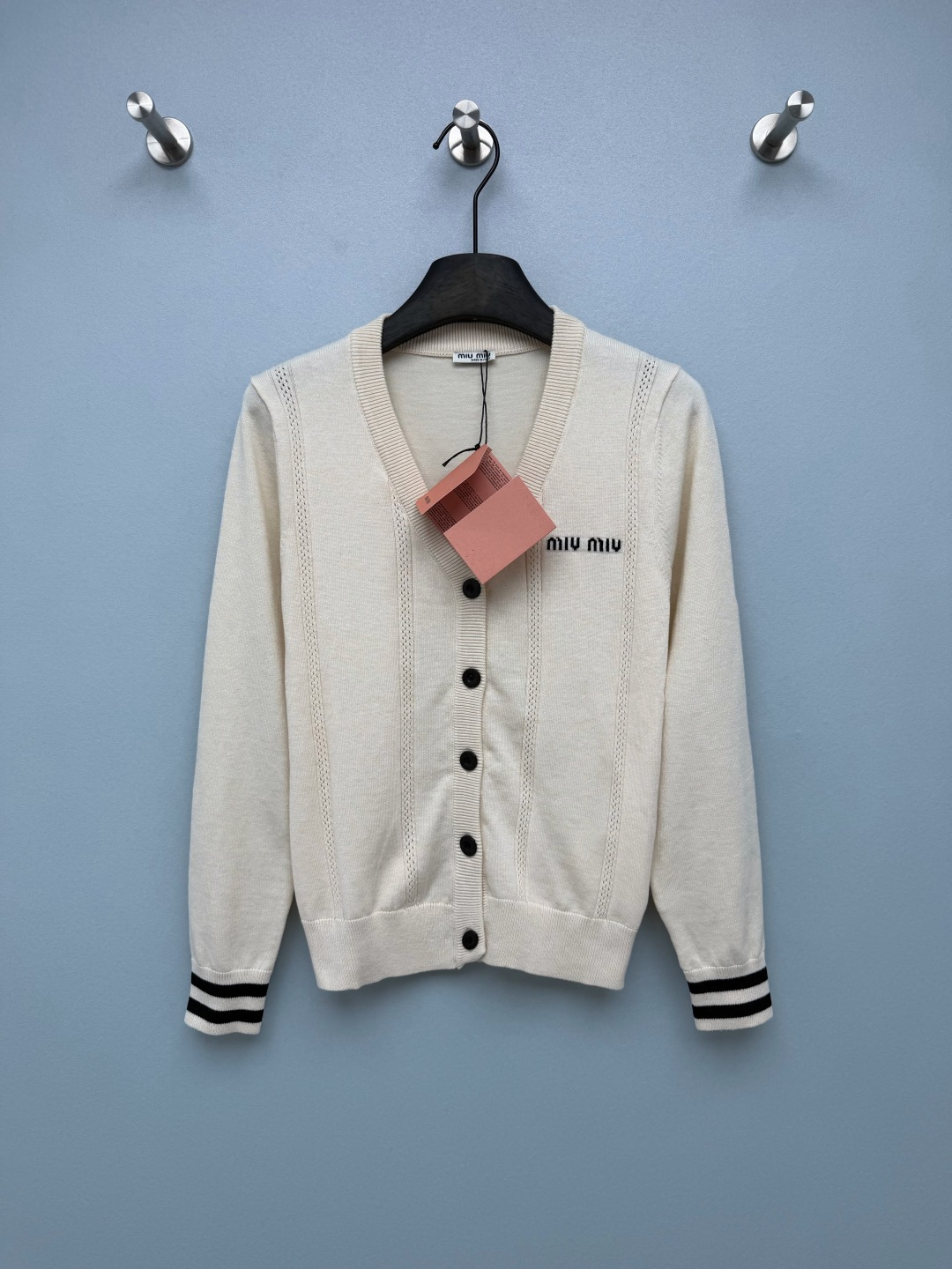 NO:951121,Miu* classic college style V-neck knitted cardigan. The fabric is soft and delicate. It can be worn close to the skin without piercing the skin. The fine knitted material is solid and durable, making it super worry-free for daily wear. The vertical strips on the side are hollowed out and the design is exquisite, saying goodbye to the mediocrity of ordinary basic styles. The chest is small and embroidered by miu  The miu letters are low-key and highlight the brand texture. The classic two black and white stripes on the cuffs are elements of college soul, instantly retro and age-reducing. The contrasting button design echoes black and white, simple and advanced. The version is short and fitted, with an elevated waistline, friendly to small people, and the V-neck can also modify the neck, making it look slimmer!  Two-color 3-code SML, Miu Miu-clothing, miumiu,19860909Miu*经典学院风V领针织开衫 面料软糯细腻,贴身穿完全不扎皮肤,精细针织料子扎实耐穿,日常穿超省心.侧边竖条镂空织纹,精致小设计,告别普通基础款的平庸.胸口小巧刺绣miu miu字母,低调彰显品牌质感.袖口经典两道黑白条纹,学院灵魂元素,瞬间复古减龄.撞色纽扣设计,黑白呼应,简约又高级.版型是短款合身款,拉高腰线,小个子友好,V领还能修饰脖子,显瘦一绝！双色3码 SML,缪缪-服装,miumiu,,Women's clothing