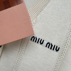 🔥🔥 Miu*经典学院风V领针织开衫 面料软糯细腻,贴身穿完全不扎皮肤,精细针织料子扎实耐穿,日常穿超省心。侧边竖条镂空 🔥🔥 Miu*经典学院风V领针织开衫 面料软糯细腻,贴身穿完全不扎皮肤,精细针织料子扎实耐穿,日常穿超省心。侧边竖条镂空