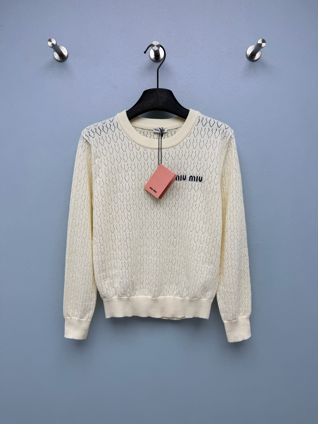 NO:951144,Miu* Hollow round neck knitted long-sleeved top is made of fine combed knitted yarn, and the whole body is made of diamond-shaped hollow mesh. It is breathable and not sweaty, perfect for spring and summer. 'miu' is embroidered horizontally on the left chest  miu', with neat and compact fonts, contrasting embroidery (white fonts for the navy blue version, dark fonts for the off-white version), low-key and eye-catching, with just the right sense of brand atmosphere. The style is a neat short round neck with ribbed edges, which will not cause looseness and deformation. The upper body is just stuck at the waistline, making the legs look longer!  The two colors are directly entangled with the navy retro college style, and the off-white pure Korean style. The two styles are completely different, you can buy them as you like. Two-color 3-code SML, Miu Miu-clothing, miumiu,19860909Miu*镂空圆领针织长袖上衣 采用细支精梳针织纱线,全身菱形镂空网眼织法,透气不闷汗,完美适配春夏季节.左胸口横向字母刺绣「miu miu」,字体工整小巧,撞色刺绣（藏青款白色字、米白款深色字）,低调醒目,品牌氛围感恰到好处.版型是利落短款圆领,罗纹收边,不会松垮变形,上身刚好卡在腰线位置,显腿长一绝！两个配色直接纠结住藏青复古学院风,米白清纯韩系风,两款风格完全不一样,可以随心入手. 双色3码 SML,缪缪-服装,miumiu,,Women's clothing