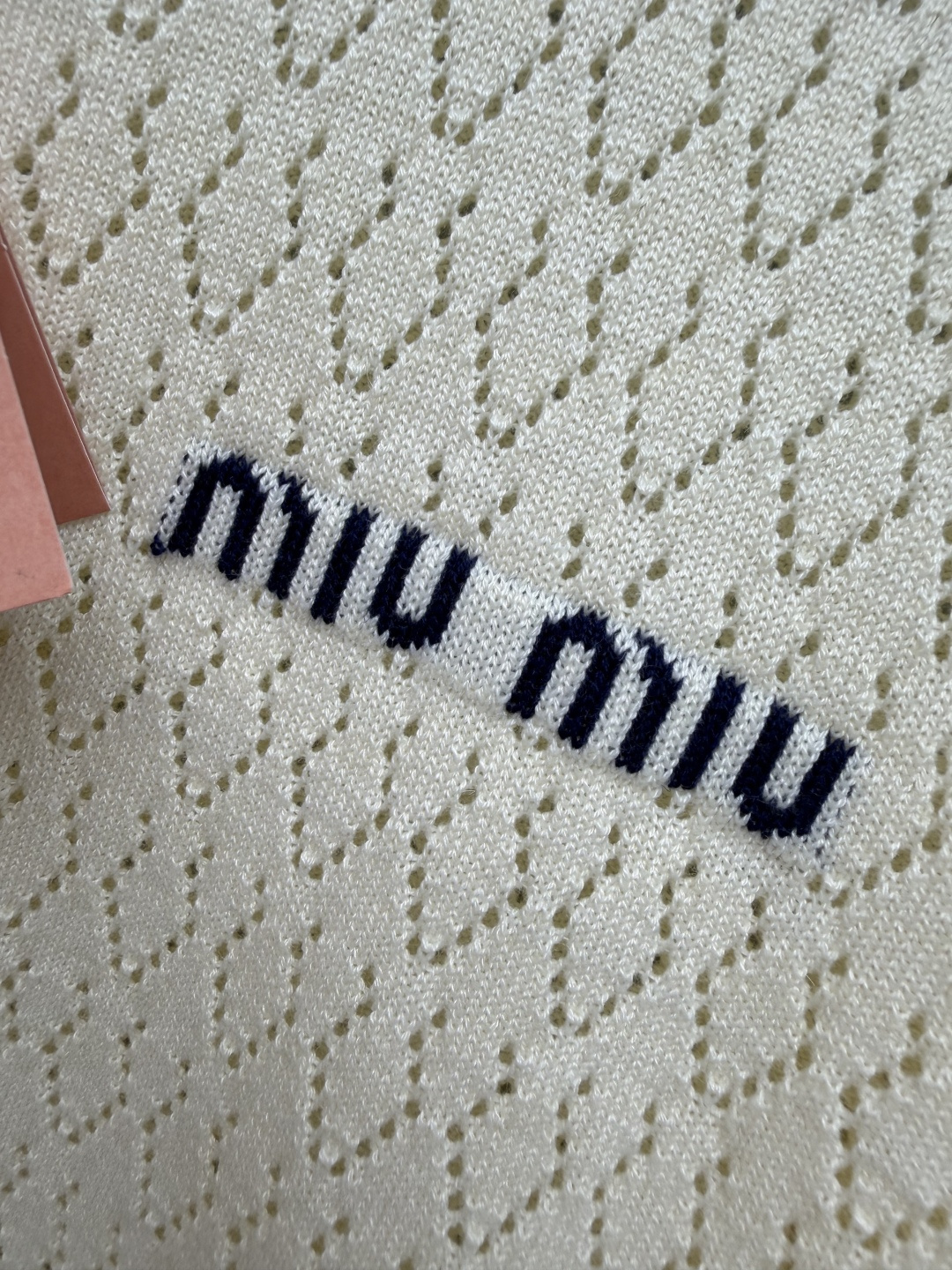 🔥🔥Miu*镂空圆领针织长袖上衣 采用细支精梳针织纱线，全身菱形镂空网眼织法，透气不闷汗，完美适配春夏季节。左胸口横向字