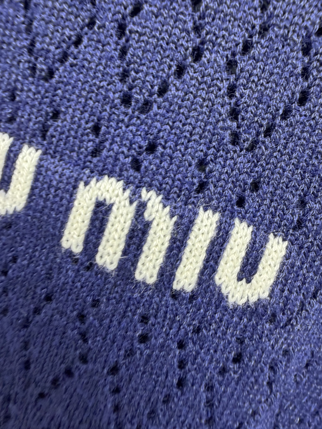 🔥🔥Miu*镂空圆领针织长袖上衣 采用细支精梳针织纱线,全身菱形镂空网眼织法,透气不闷汗,完美适配春夏季节。左胸口横向字 🔥🔥Miu*镂空圆领针织长袖上衣 采用细支精梳针织纱线,全身菱形镂空网眼织法,透气不闷汗,完美适配春夏季节。左胸口横向字