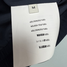 🔥🔥 Pra*褶皱无袖马甲背心外套 微皱肌理轻薄锦纶面料,自带空气褶皱感,透气完全不闷。全套金色五金拉链+经典三角皮标, 🔥🔥 Pra*褶皱无袖马甲背心外套 微皱肌理轻薄锦纶面料,自带空气褶皱感,透气完全不闷。全套金色五金拉链+经典三角皮标,