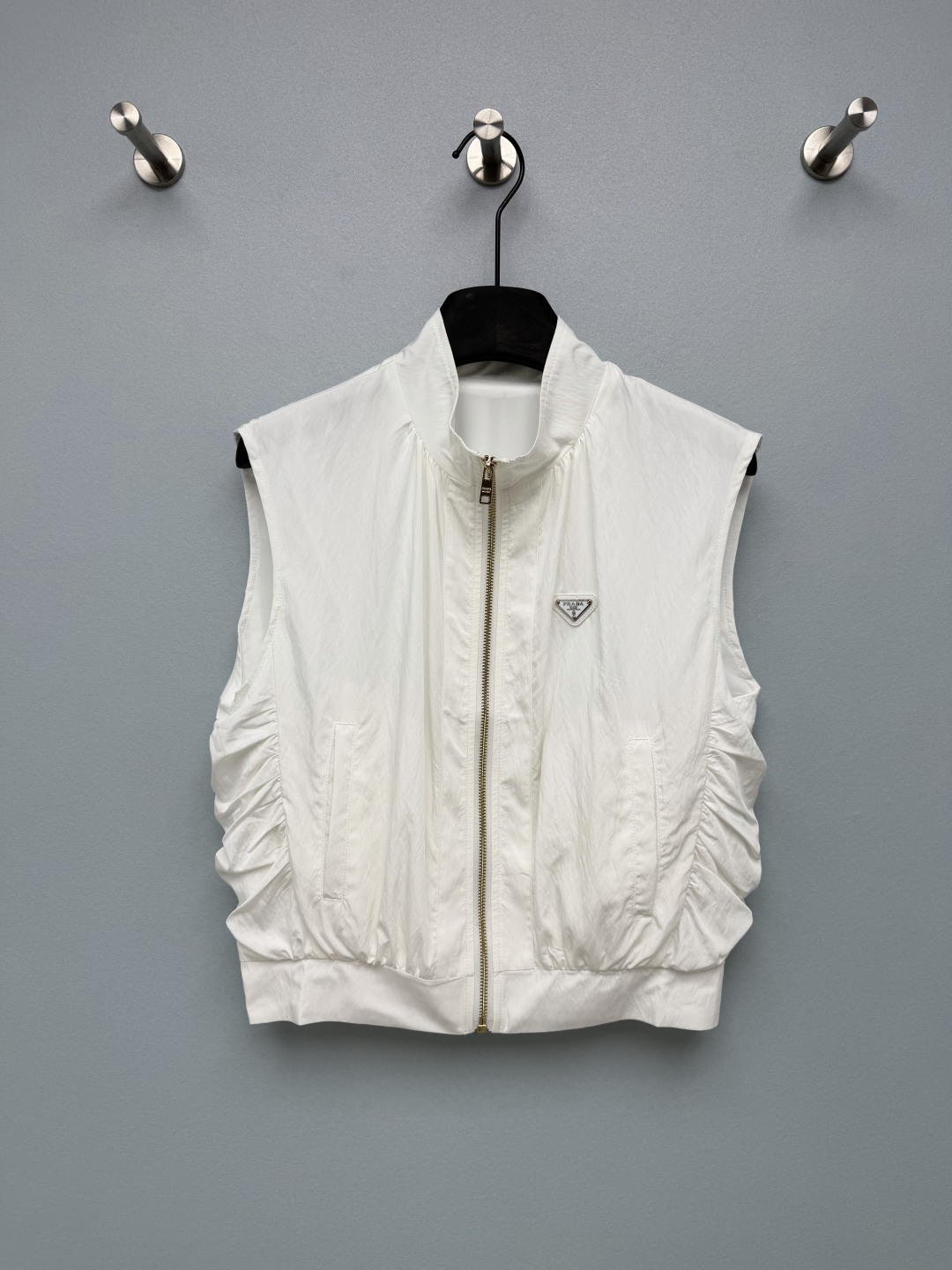 NO:951155,Pra*pleated sleeveless vest jacket  Lightweight nylon fabric with slightly wrinkled texture, air wrinkles, breathable and not stuffy at all. A full set of gold hardware zippers + classic triangle leather label, the details are full of texture, low-key and elegant, not exaggerated at all. The exclusive shirring tailoring on the side is the finishing touch, cleverly modifying the fat on the waist and abdomen, and the short elastic hem instantly creates a 37-point body proportion, which is friendly to small people. There are two basic colors of navy blue and pure white, you can't go wrong with your eyes closed, and you can easily get a variety of outfit styles.  Two-color code 3 SML, Prada-clothing, prada, prada, jackets & coats,19860909Pra*褶皱无袖马甲背心外套 微皱肌理轻薄锦纶面料,自带空气褶皱感,透气完全不闷.全套金色五金拉链+经典三角皮标,细节质感直接拉满,低调显贵,完全不会浮夸.侧边专属抽褶剪裁是点睛之笔,巧妙修饰腰腹赘肉,短款松紧下摆,瞬间打造三七分身材比例,小个子友好.藏青&纯白两个基础色,闭眼入都不会出错,轻松搞定各种穿搭风格. 双色3码 SML,普拉达-服装,prada,prada,jackets & coats,,Women's clothing