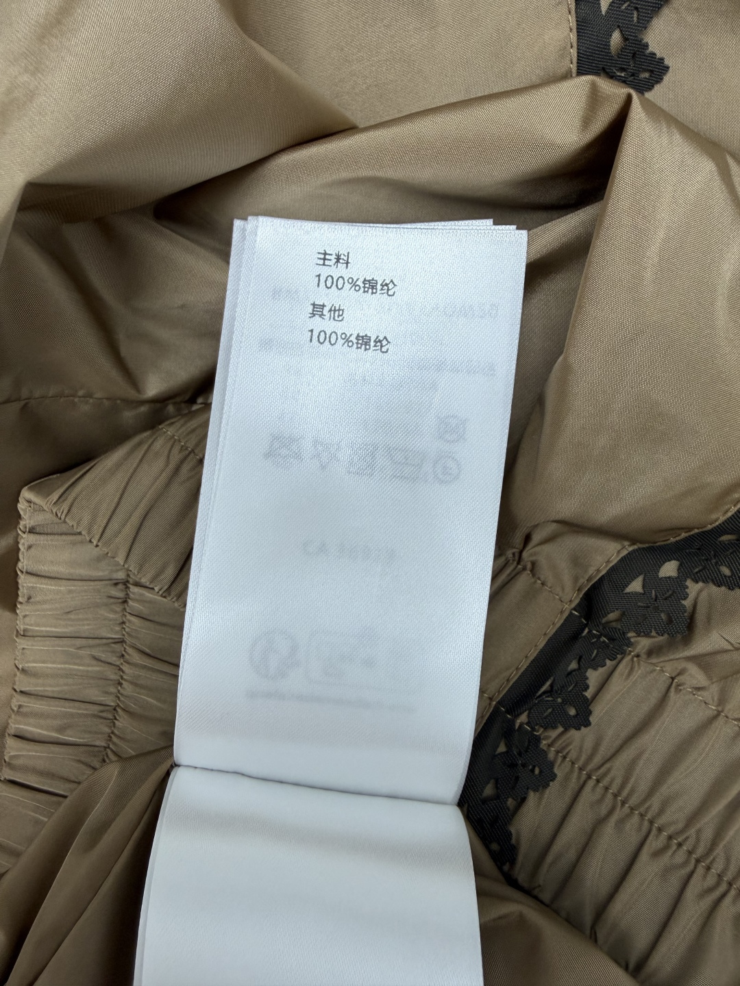 🔥🔥lou* 花边松紧腰阔腿短裤 轻薄哑光锦纶速干面料,顺滑轻盈,自带轻微防泼水效果,透气不闷汗,面料轻薄挺括。腰头整体 🔥🔥lou* 花边松紧腰阔腿短裤 轻薄哑光锦纶速干面料,顺滑轻盈,自带轻微防泼水效果,透气不闷汗,面料轻薄挺括。腰头整体