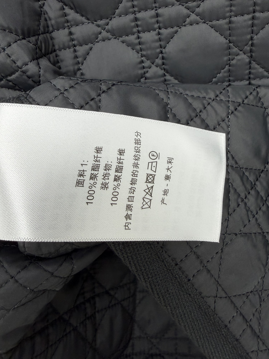 🔥🔥Dio* 经典藤格纹菱格衍缝薄棉外套 采用轻薄防水聚酯衍缝面料,表层顺滑防风,内里夹棉填充,轻盈无厚重感,保暖性适中 🔥🔥Dio* 经典藤格纹菱格衍缝薄棉外套 采用轻薄防水聚酯衍缝面料,表层顺滑防风,内里夹棉填充,轻盈无厚重感,保暖性适中