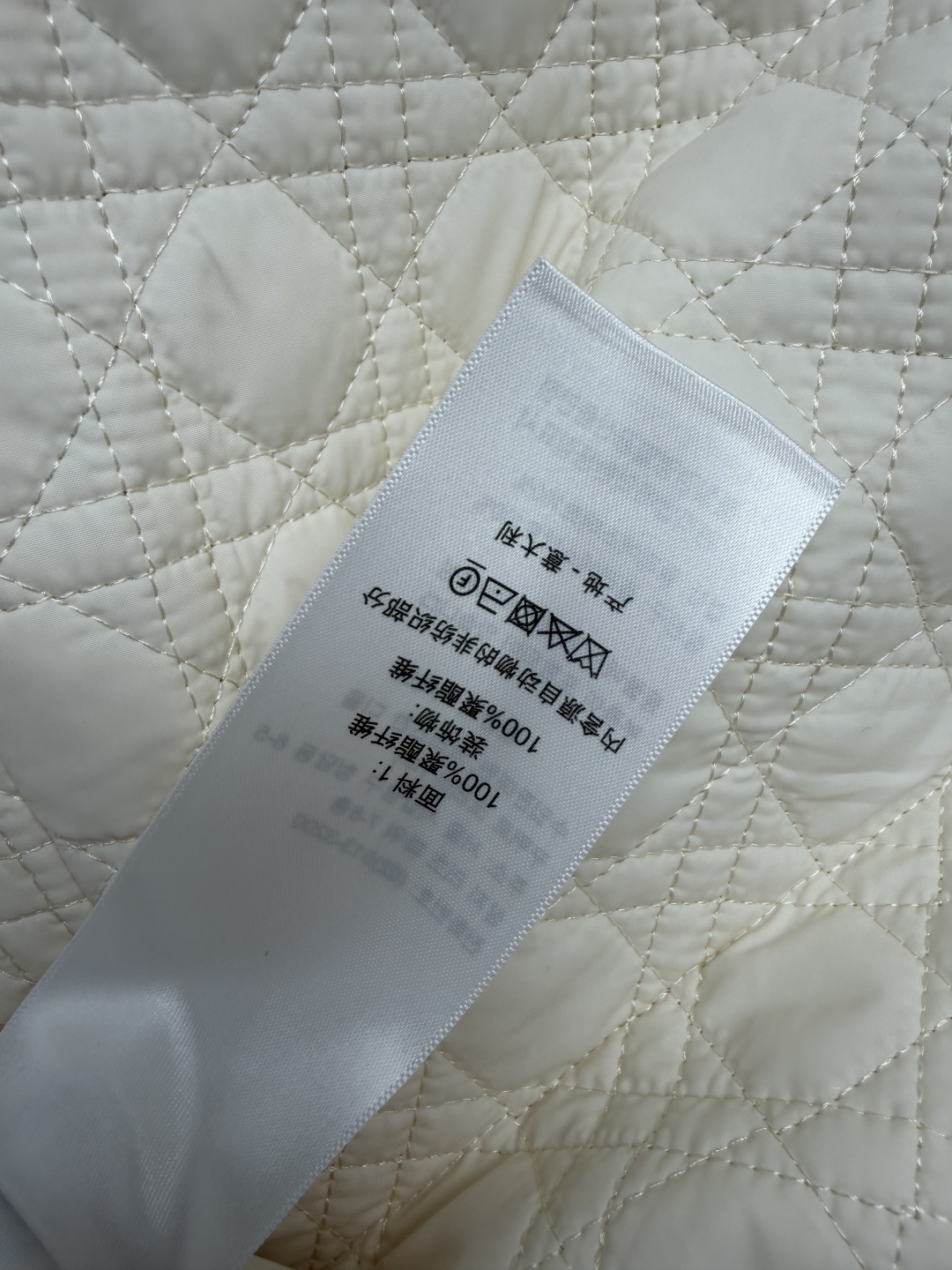 🔥🔥Dio* 经典藤格纹菱格衍缝薄棉外套 采用轻薄防水聚酯衍缝面料,表层顺滑防风,内里夹棉填充,轻盈无厚重感,保暖性适中 🔥🔥Dio* 经典藤格纹菱格衍缝薄棉外套 采用轻薄防水聚酯衍缝面料,表层顺滑防风,内里夹棉填充,轻盈无厚重感,保暖性适中