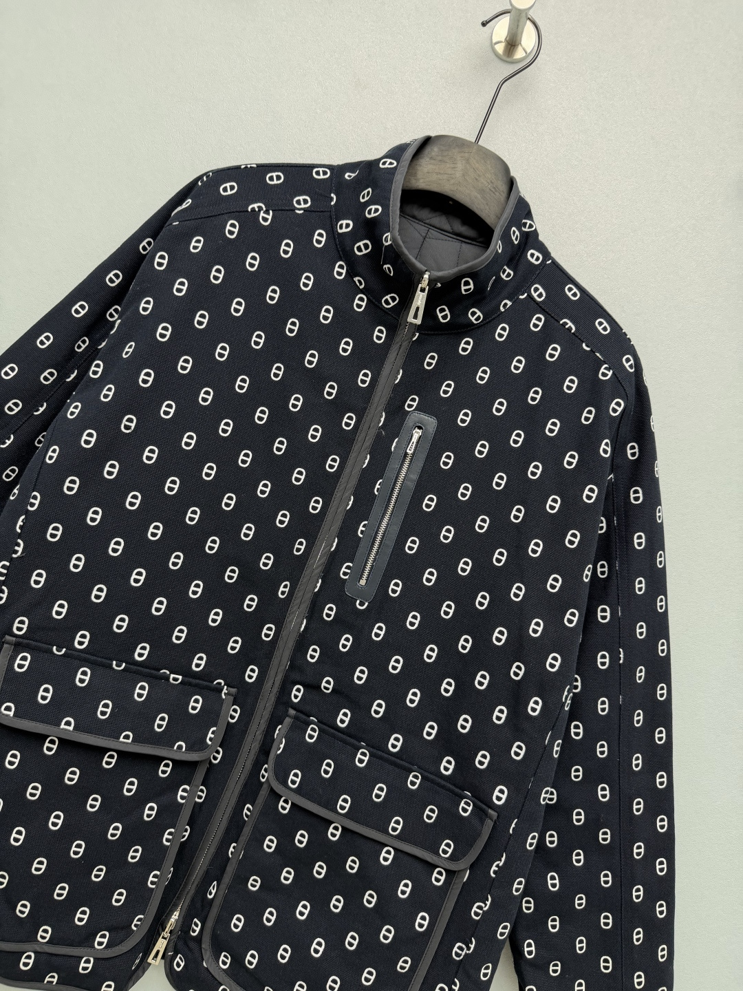 🔥🔥HE* 两面穿猪鼻纹立领棉服 一面为满印猪鼻纹梭织面料,另一面为纯色菱格绗缝面料,蓬松保暖,衣身轻盈不压身。满印面复 🔥🔥HE* 两面穿猪鼻纹立领棉服 一面为满印猪鼻纹梭织面料,另一面为纯色菱格绗缝面料,蓬松保暖,衣身轻盈不压身。满印面复