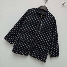 🔥🔥HE* 两面穿猪鼻纹立领棉服 一面为满印猪鼻纹梭织面料,另一面为纯色菱格绗缝面料,蓬松保暖,衣身轻盈不压身。满印面复 🔥🔥HE* 两面穿猪鼻纹立领棉服 一面为满印猪鼻纹梭织面料,另一面为纯色菱格绗缝面料,蓬松保暖,衣身轻盈不压身。满印面复