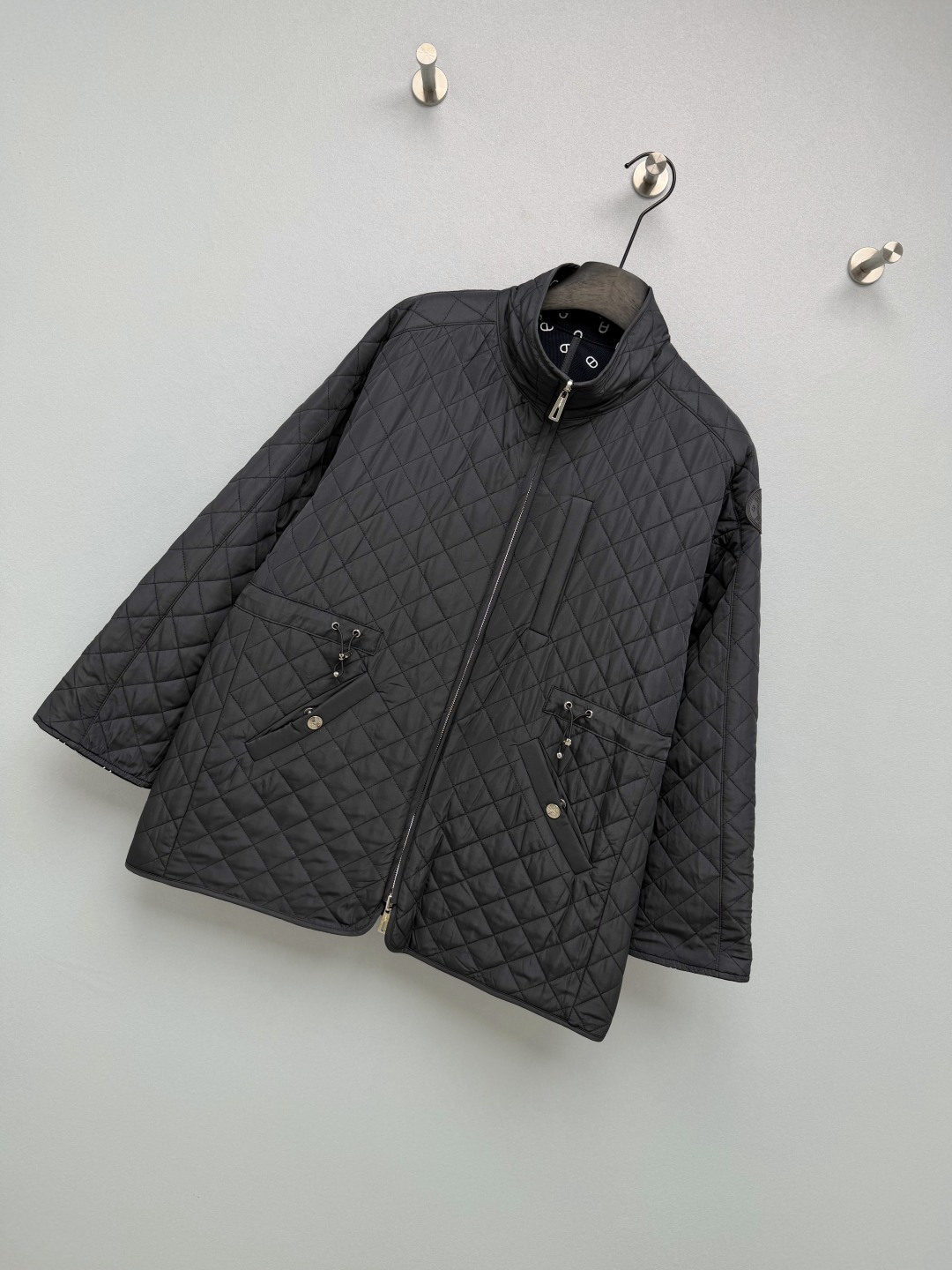 🔥🔥HE* 两面穿猪鼻纹立领棉服 一面为满印猪鼻纹梭织面料,另一面为纯色菱格绗缝面料,蓬松保暖,衣身轻盈不压身。满印面复 🔥🔥HE* 两面穿猪鼻纹立领棉服 一面为满印猪鼻纹梭织面料,另一面为纯色菱格绗缝面料,蓬松保暖,衣身轻盈不压身。满印面复