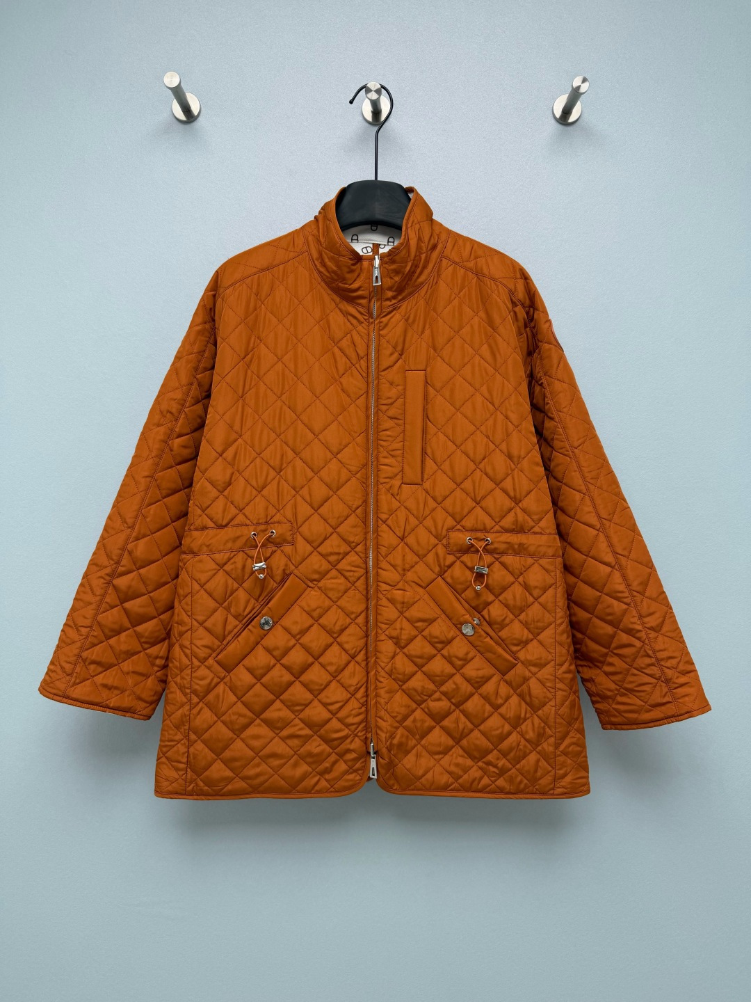 🔥🔥HE* 两面穿猪鼻纹立领棉服 一面为满印猪鼻纹梭织面料，另一面为纯色菱格绗缝面料，蓬松保暖，衣身轻盈不压身。满印面复