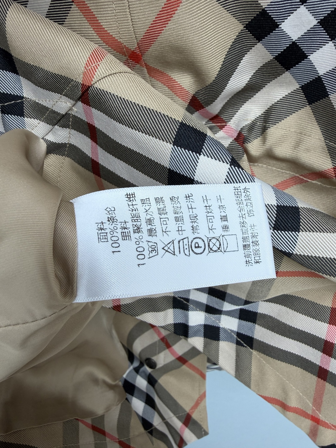 🔥🔥BUR*经典格纹连帽短款冲锋衣 防风防水梭织面料,挺括有型,兼顾实穿性与版型。经典格纹元素,辨识度高,复古氛围感强。 🔥🔥BUR*经典格纹连帽短款冲锋衣 防风防水梭织面料,挺括有型,兼顾实穿性与版型。经典格纹元素,辨识度高,复古氛围感强。