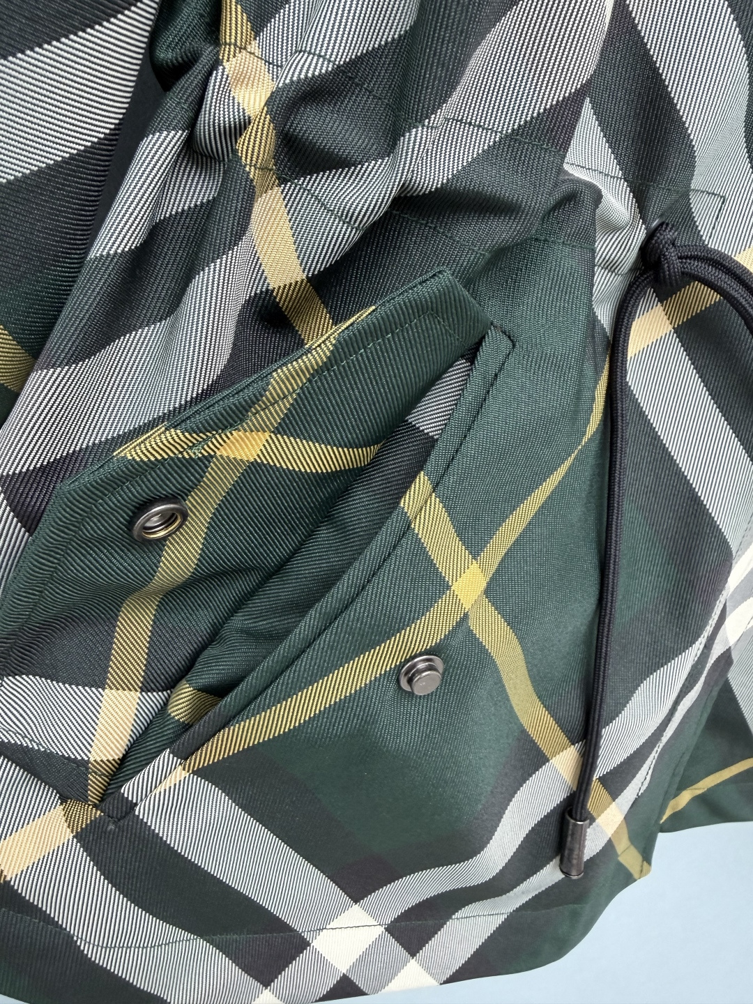 🔥🔥BUR*经典格纹连帽短款冲锋衣 防风防水梭织面料，挺括有型，兼顾实穿性与版型。经典格纹元素，辨识度高，复古氛围感强。