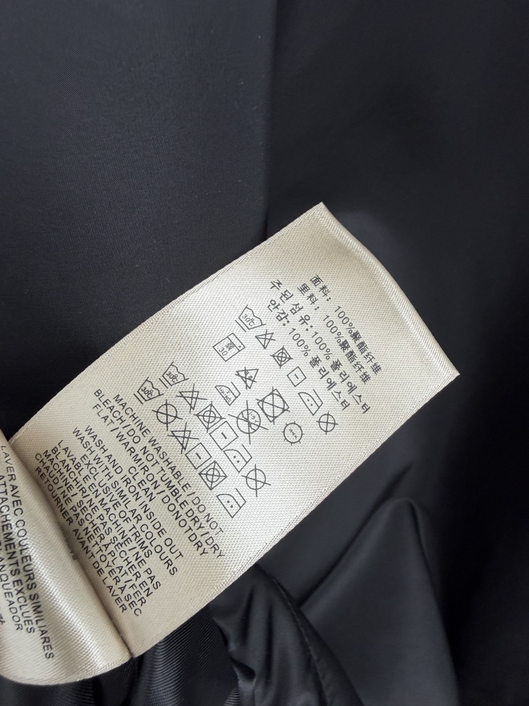 🔥🔥BUR* 纯色亮光短款连帽冲锋衣 亮光聚酯纤维防风面料,自带细腻光泽感,版型挺括有型。简约纯色外观,领口内侧格纹撞色 🔥🔥BUR* 纯色亮光短款连帽冲锋衣 亮光聚酯纤维防风面料,自带细腻光泽感,版型挺括有型。简约纯色外观,领口内侧格纹撞色