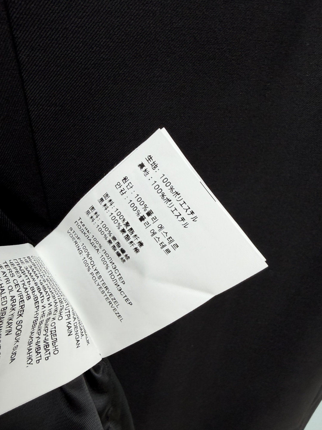 🔥🔥PRA* 三角标廓形黑色西装外套 斜纹梭织精纺面料，挺括抗皱，自带哑光高级质感，内里顺滑里布。左胸口袋标志性金属三角