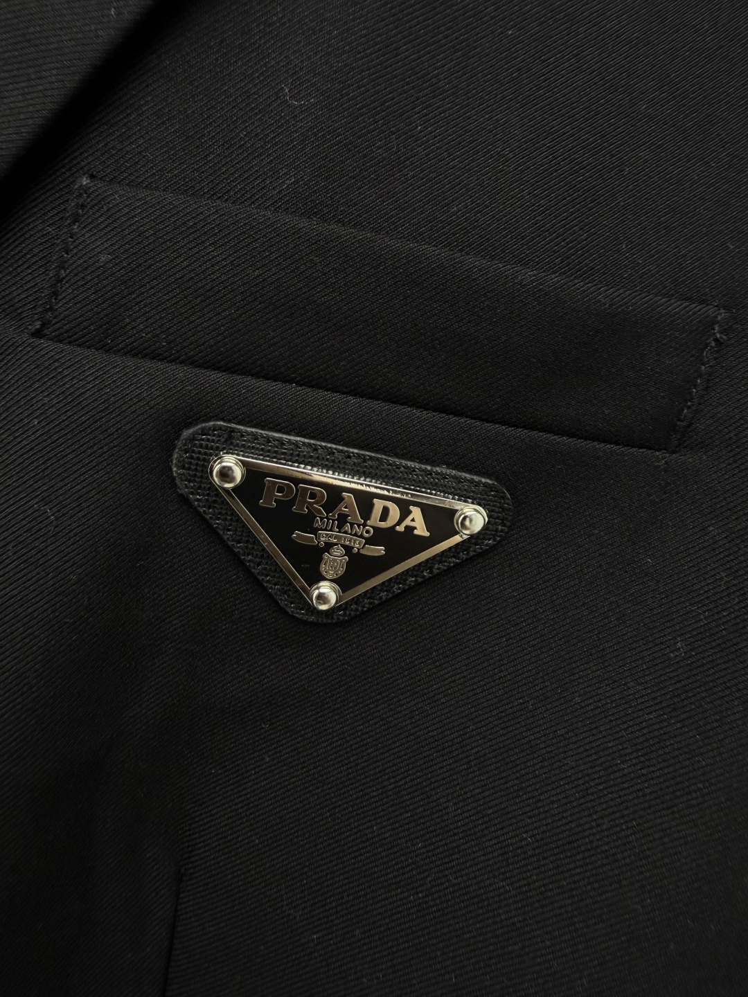 🔥🔥PRA* 三角标廓形黑色西装外套 斜纹梭织精纺面料，挺括抗皱，自带哑光高级质感，内里顺滑里布。左胸口袋标志性金属三角