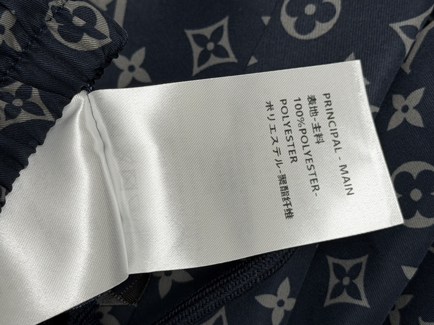 🔥🔥LOU* 老花满印工装阔腿裤 挺括梭织面料,有型不易软塌,轻薄上身利落不臃肿。松紧抽绳腰头,不挑腰围,穿脱方便,对各 🔥🔥LOU* 老花满印工装阔腿裤 挺括梭织面料,有型不易软塌,轻薄上身利落不臃肿。松紧抽绳腰头,不挑腰围,穿脱方便,对各