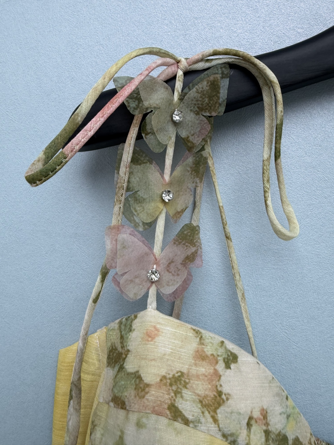🔥🔥zimm* 油画黄调碎花吊带中长连衣裙 亚麻肌理面料,轻薄透气,自带朦胧的水彩印花质感。肩带立体薄纱蝴蝶装饰,点缀水 🔥🔥zimm* 油画黄调碎花吊带中长连衣裙 亚麻肌理面料,轻薄透气,自带朦胧的水彩印花质感。肩带立体薄纱蝴蝶装饰,点缀水