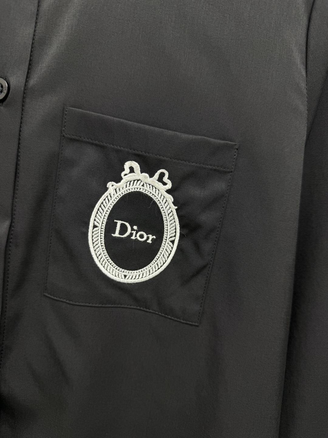 🔥🔥 Dio*宽松长袖衬衫 高支顺滑梭织面料，垂坠感优秀，触感细腻，穿着透气清爽。经典翻领版型，利落通勤款型，微宽松直筒