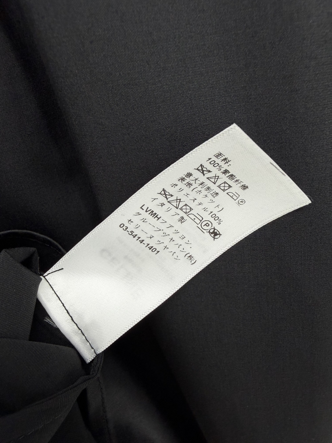 🔥🔥CE* 宽松长袖衬衫 顺滑垂感面料,平整挺括,不易起皱,上身利落有型。经典尖翻领,单排同色纽扣开合,线条干净简约。左 🔥🔥CE* 宽松长袖衬衫 顺滑垂感面料,平整挺括,不易起皱,上身利落有型。经典尖翻领,单排同色纽扣开合,线条干净简约。左