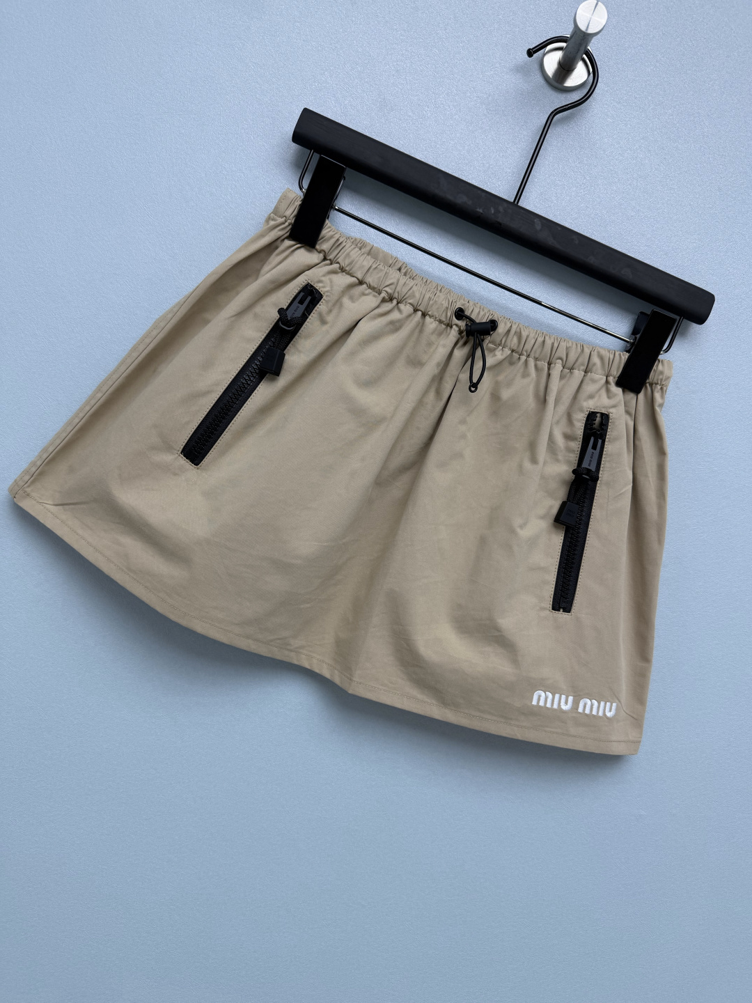 🔥🔥MIU* 工装A字短裙 挺括耐磨的梭织面料，有型不软塌，上身清爽利落。松紧腰+可调节抽绳，对腰围包容度高，穿脱方便。