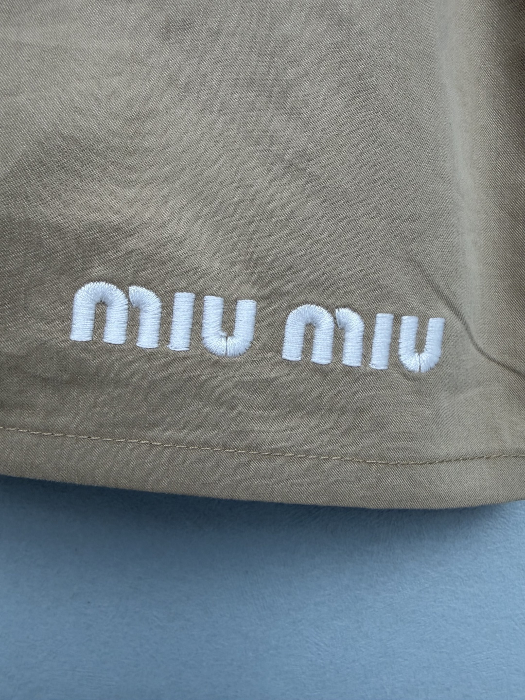 🔥🔥MIU* 工装A字短裙 挺括耐磨的梭织面料，有型不软塌，上身清爽利落。松紧腰+可调节抽绳，对腰围包容度高，穿脱方便。