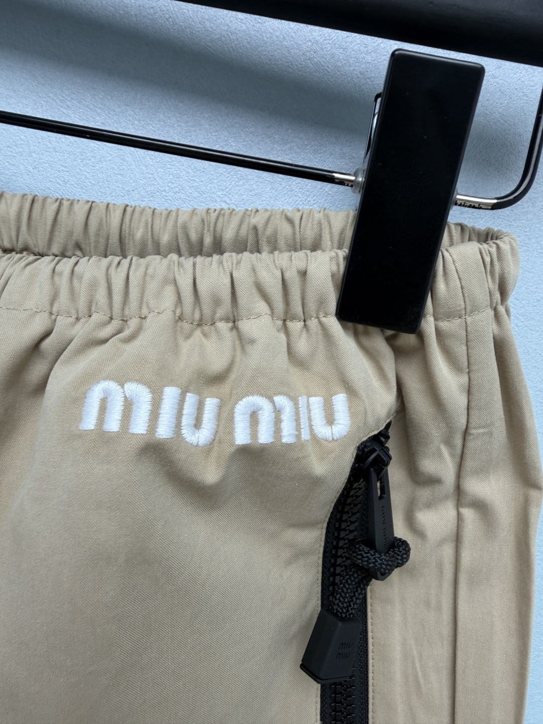🔥🔥Miu* 机能工装束脚裤 挺括梭织面料,质感利落,不易软塌,穿着舒适透气。松紧腰+前中抽绳调节,腰围包容度强,不勒腰 🔥🔥Miu* 机能工装束脚裤 挺括梭织面料,质感利落,不易软塌,穿着舒适透气。松紧腰+前中抽绳调节,腰围包容度强,不勒腰