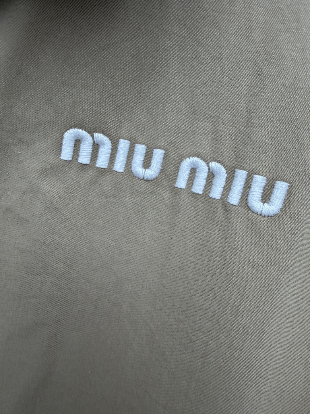🔥🔥Miu*短款机能风立领夹克 梭织防风面料，挺括有型，不易起皱，兼顾透气性与户外实穿性。立领拉链开襟，利落防风，简约大