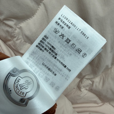 🔥🔥 Mon*短款羽绒马甲 防风面料,菱格充绒锁温,蓬松饱满不臃肿。左胸经典刺绣徽章标,辨识度拉满。波浪菱格绗缝工艺,充 🔥🔥 Mon*短款羽绒马甲 防风面料,菱格充绒锁温,蓬松饱满不臃肿。左胸经典刺绣徽章标,辨识度拉满。波浪菱格绗缝工艺,充