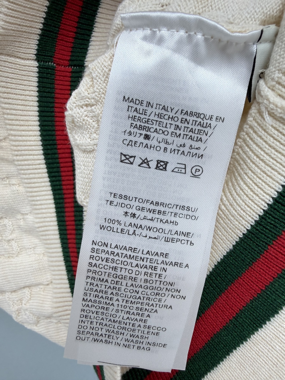 🔥🔥 Gu*V领针织开衫 软糯针织面料，纹理密实，亲肤透气，上身轻盈有质感。全身暗纹GG浮雕提花，低调的满印标识，肌理感