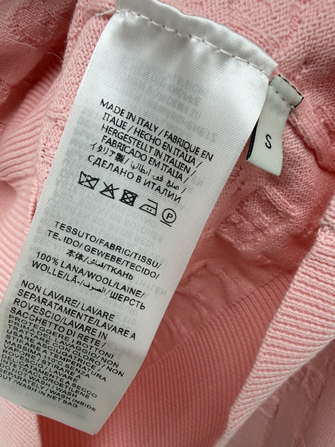 🔥🔥 Miu*木耳边坑条针织打底衫 竖坑条针织面料，弹力柔软，轻薄贴身，显瘦不紧绷。领口、下摆、袖口全部做木耳边荷叶卷边