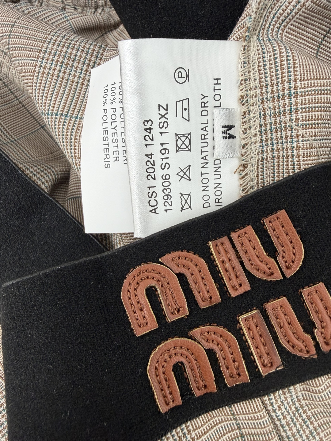 🔥🔥 Miu*格纹阔腿长裤 精纺格纹面料，肌理挺括，浅棕底搭配蓝绿细格，配色柔和复古。威尔士复古格纹，和同系列西装面料花