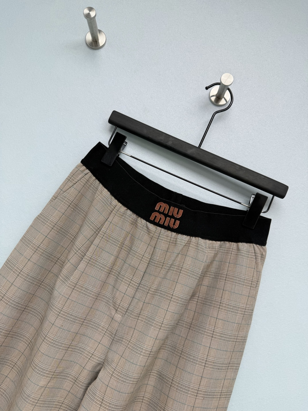🔥🔥 Miu*格纹阔腿长裤 精纺格纹面料，肌理挺括，浅棕底搭配蓝绿细格，配色柔和复古。威尔士复古格纹，和同系列西装面料花