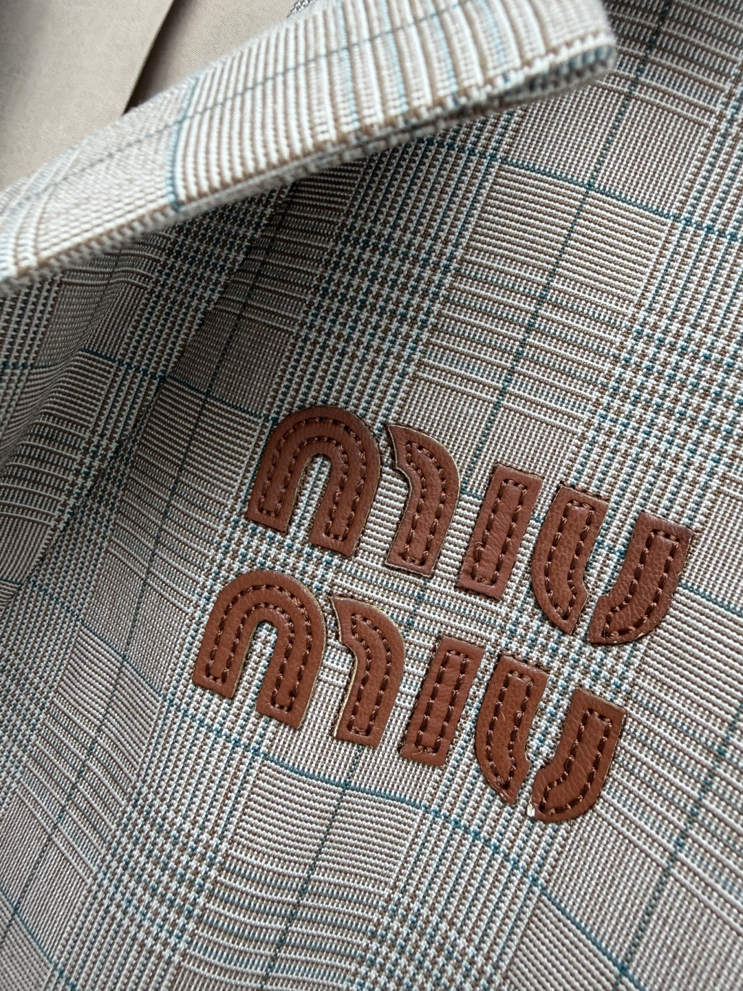 🔥🔥 Miu*格纹西装外套 精纺格纹面料，肌理密实挺括，浅棕底搭配蓝绿细格，色调柔和复古。复古威尔士格纹配色，温柔知性，