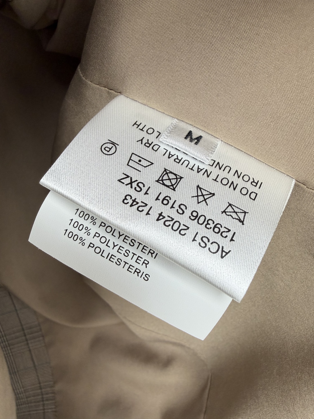 🔥🔥 Miu*格纹西装外套 精纺格纹面料，肌理密实挺括，浅棕底搭配蓝绿细格，色调柔和复古。复古威尔士格纹配色，温柔知性，