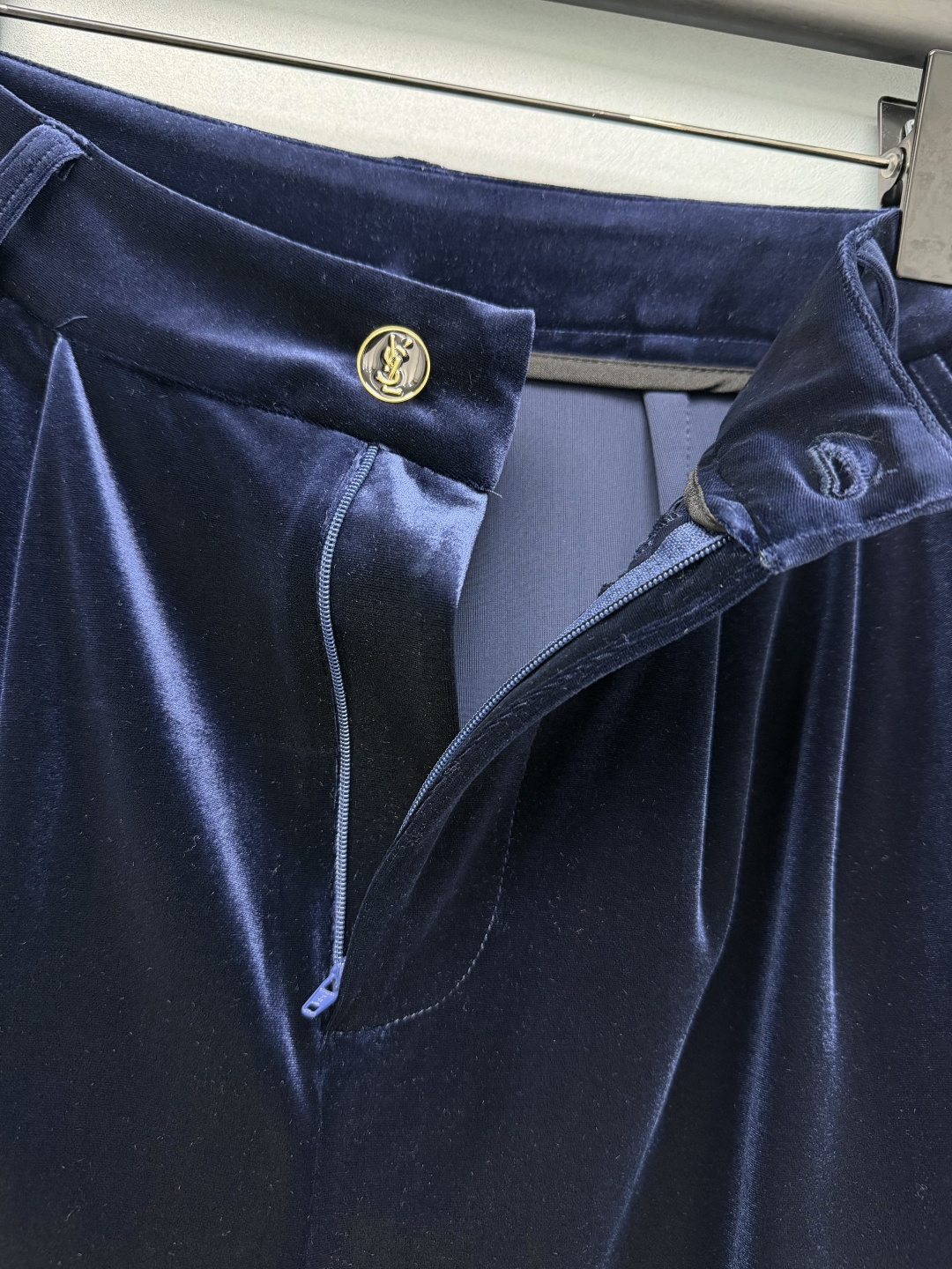 🔥🔥 YSL*丝绒短外套+高腰短裤套装 精选金丝绒面料,绒面密实,光线之下流动柔和光泽,复古轻奢氛围感拉满。领边、门襟做 🔥🔥 YSL*丝绒短外套+高腰短裤套装 精选金丝绒面料,绒面密实,光线之下流动柔和光泽,复古轻奢氛围感拉满。领边、门襟做