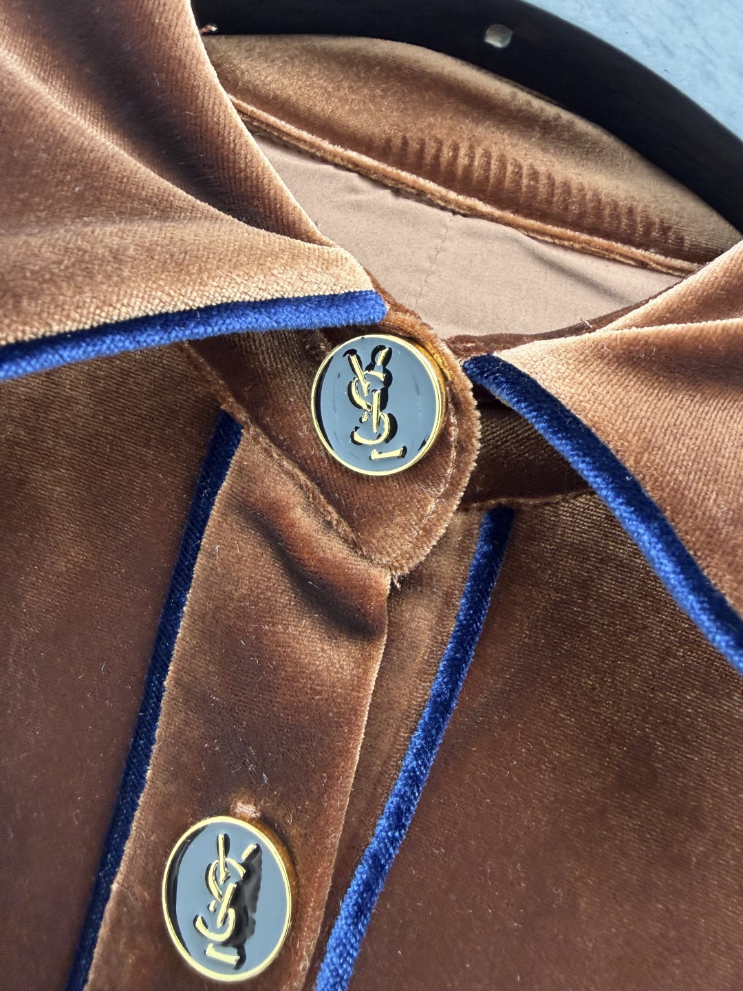 🔥🔥 YSL*丝绒短外套+高腰短裤套装 精选金丝绒面料,绒面密实,光线之下流动柔和光泽,复古轻奢氛围感拉满。领边、门襟做 🔥🔥 YSL*丝绒短外套+高腰短裤套装 精选金丝绒面料,绒面密实,光线之下流动柔和光泽,复古轻奢氛围感拉满。领边、门襟做