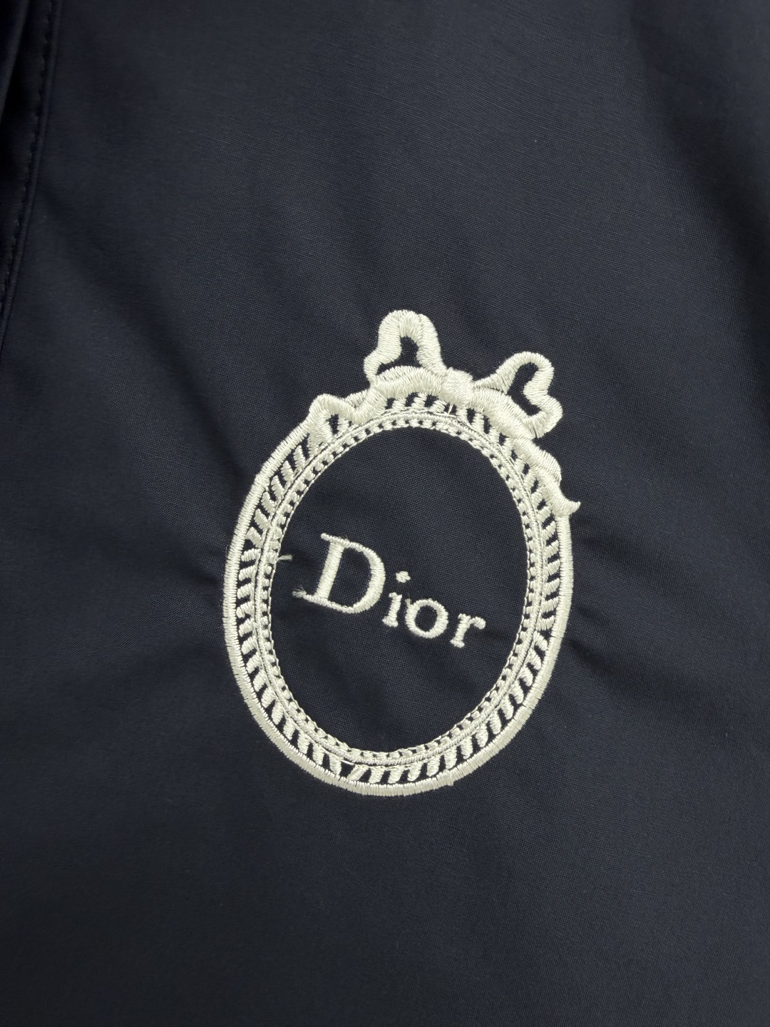 🔥🔥 Dio*短款飘带衬衫 高支府绸棉面料，布面平整挺括，不容易软塌，垂感在线。自带垂坠飘带，弱化领口单调感，修饰脖颈线